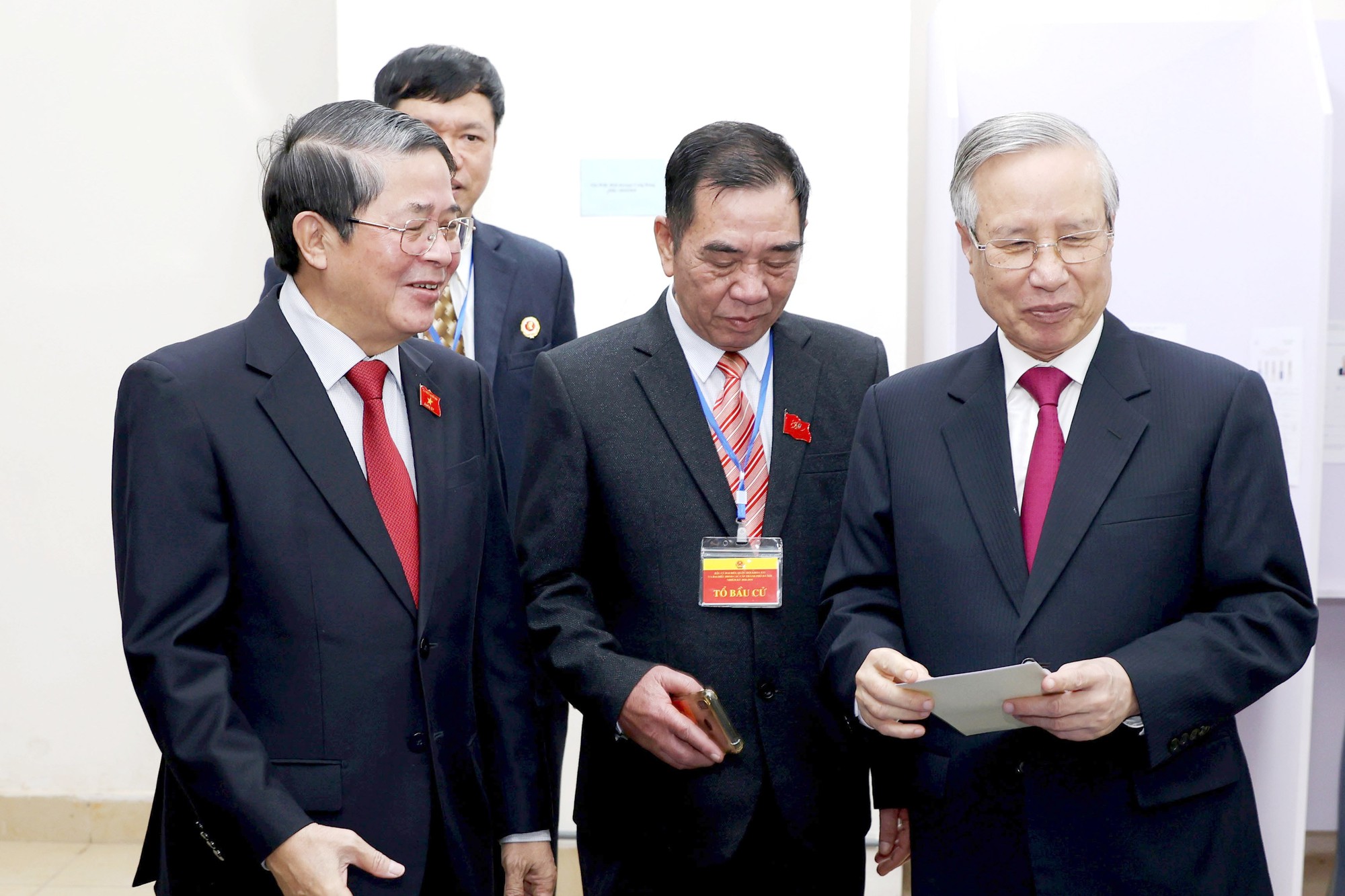 Phó Chủ tịch Quốc hội Nguyễn Đức Hải bầu cử tại Khu vực bỏ phiếu số 21, phường Ngọc Hà, Hà Nội- Ảnh 10.