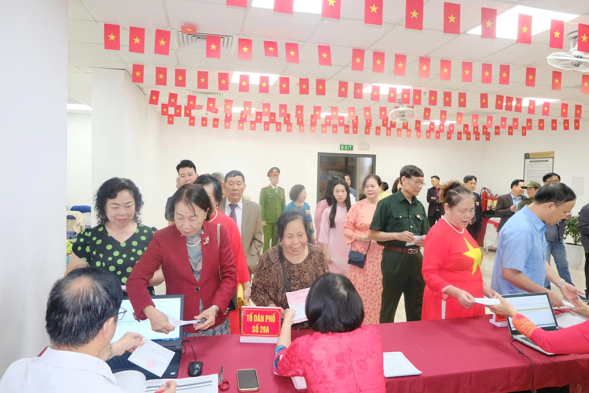 Toàn cảnh không khí bầu cử tại 126 xã, phường của Hà Nội- Ảnh 13.