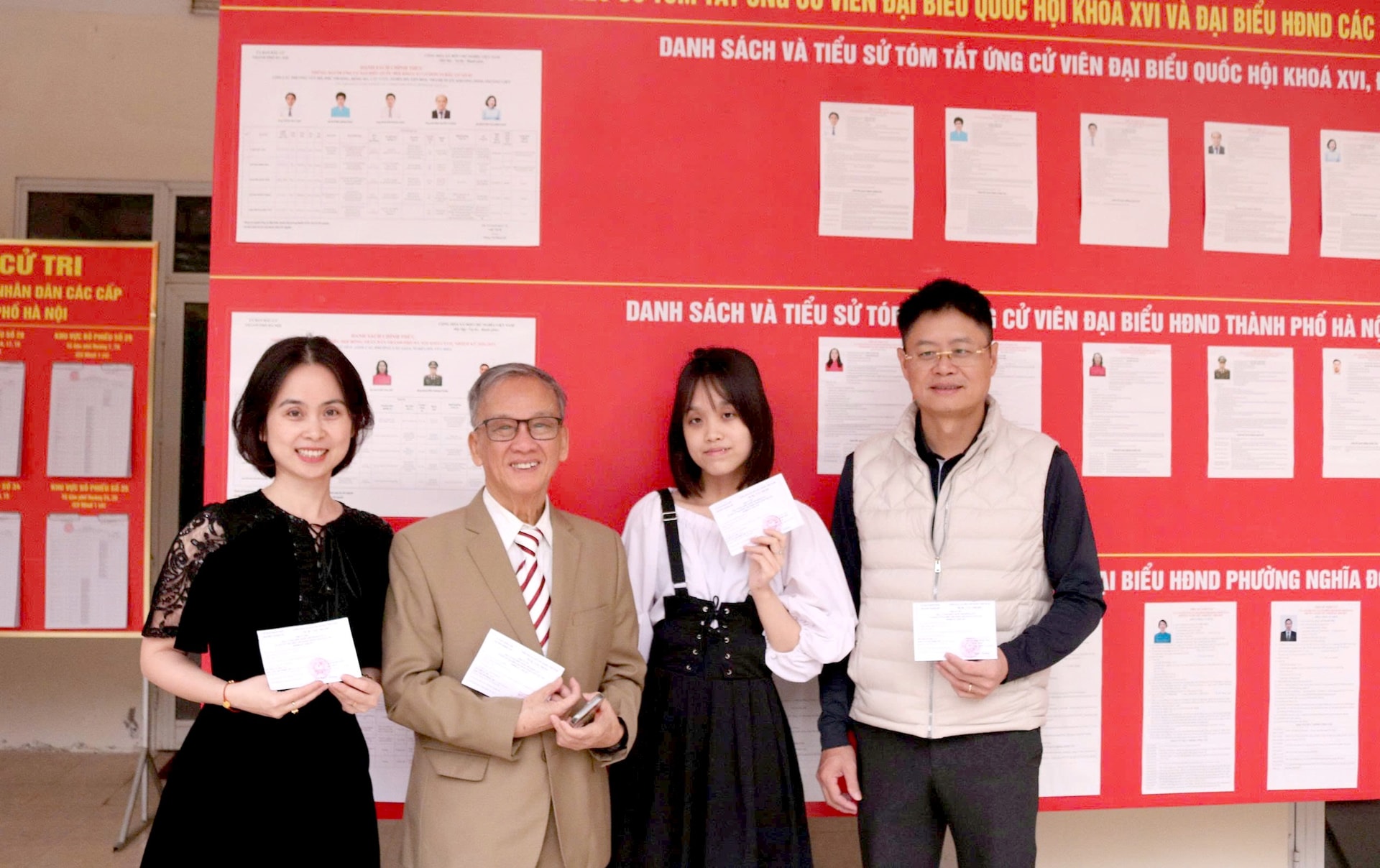 Lá phiếu gửi trọn niềm tin của cử tri phường Nghĩa Đô- Ảnh 1.