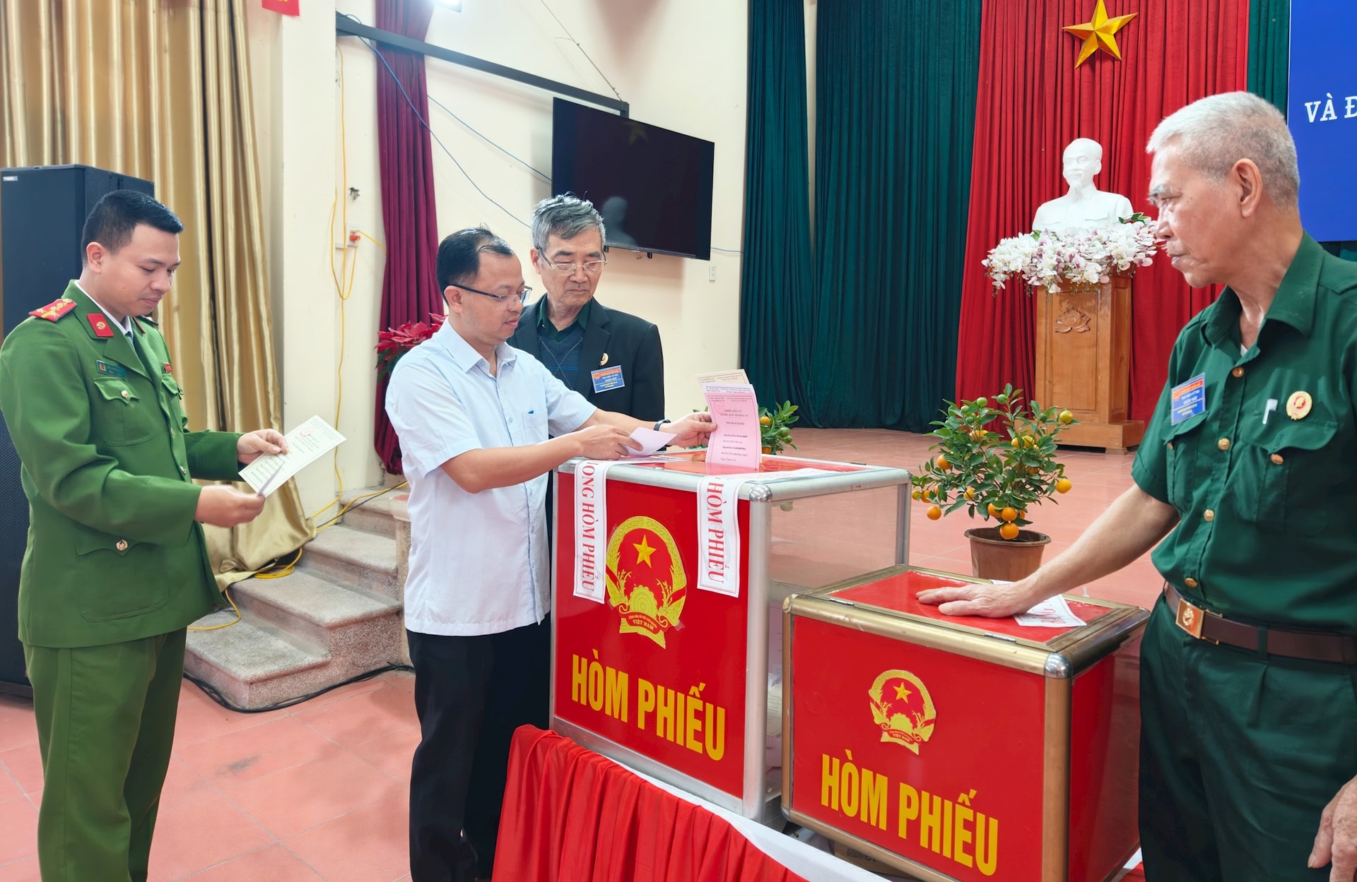 Toàn cảnh không khí bầu cử tại 126 xã, phường của Hà Nội- Ảnh 79.