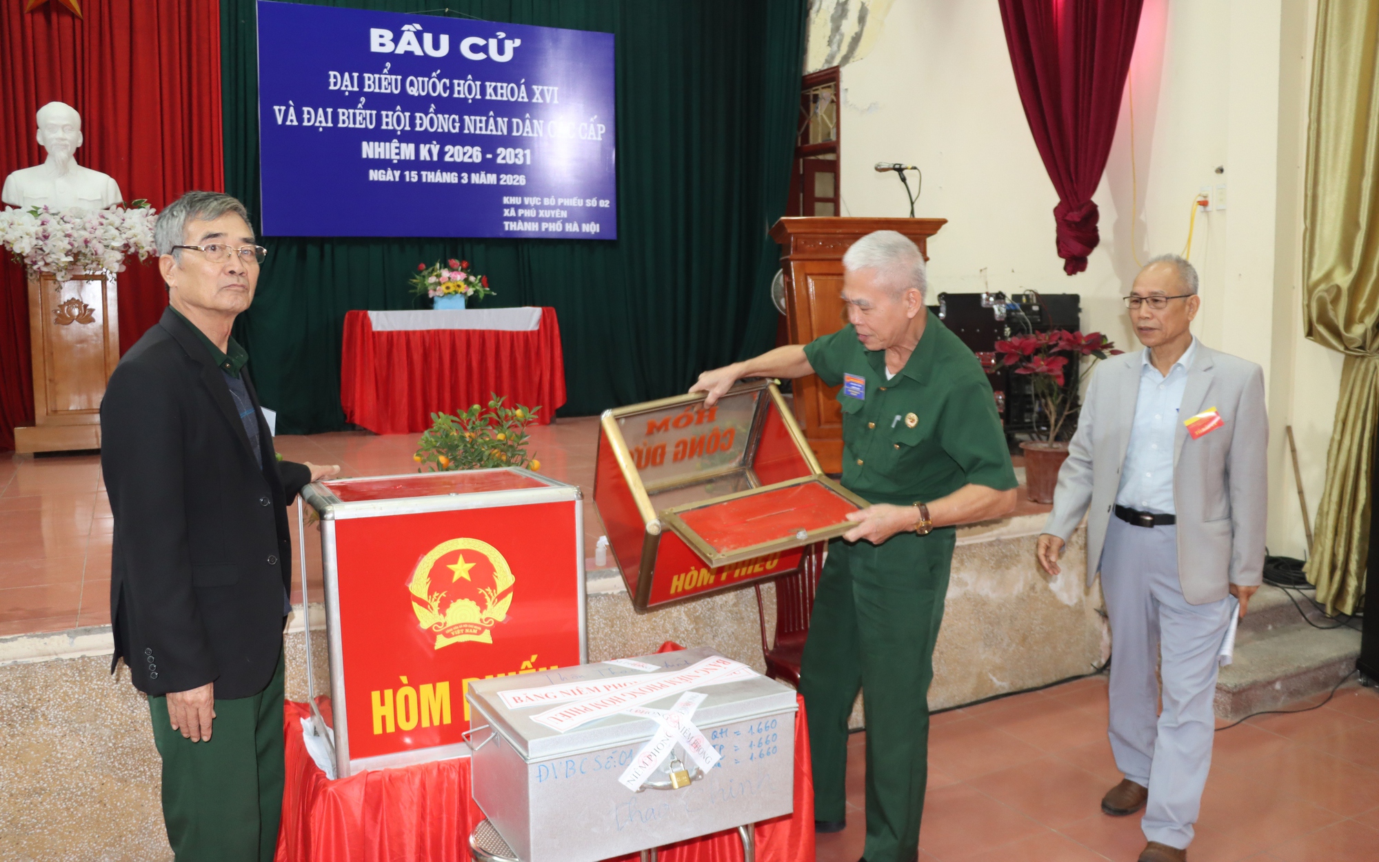 ĐỒNG CHÍ BÍ THƯ ĐẢNG UỶ XÃ PHÚ XUYÊN DỰ KHAI MẠC BỎ PHIẾU TẠI KHU VỰC BỎ PHIẾU SỐ 2, THÔN THAO CHÍNH