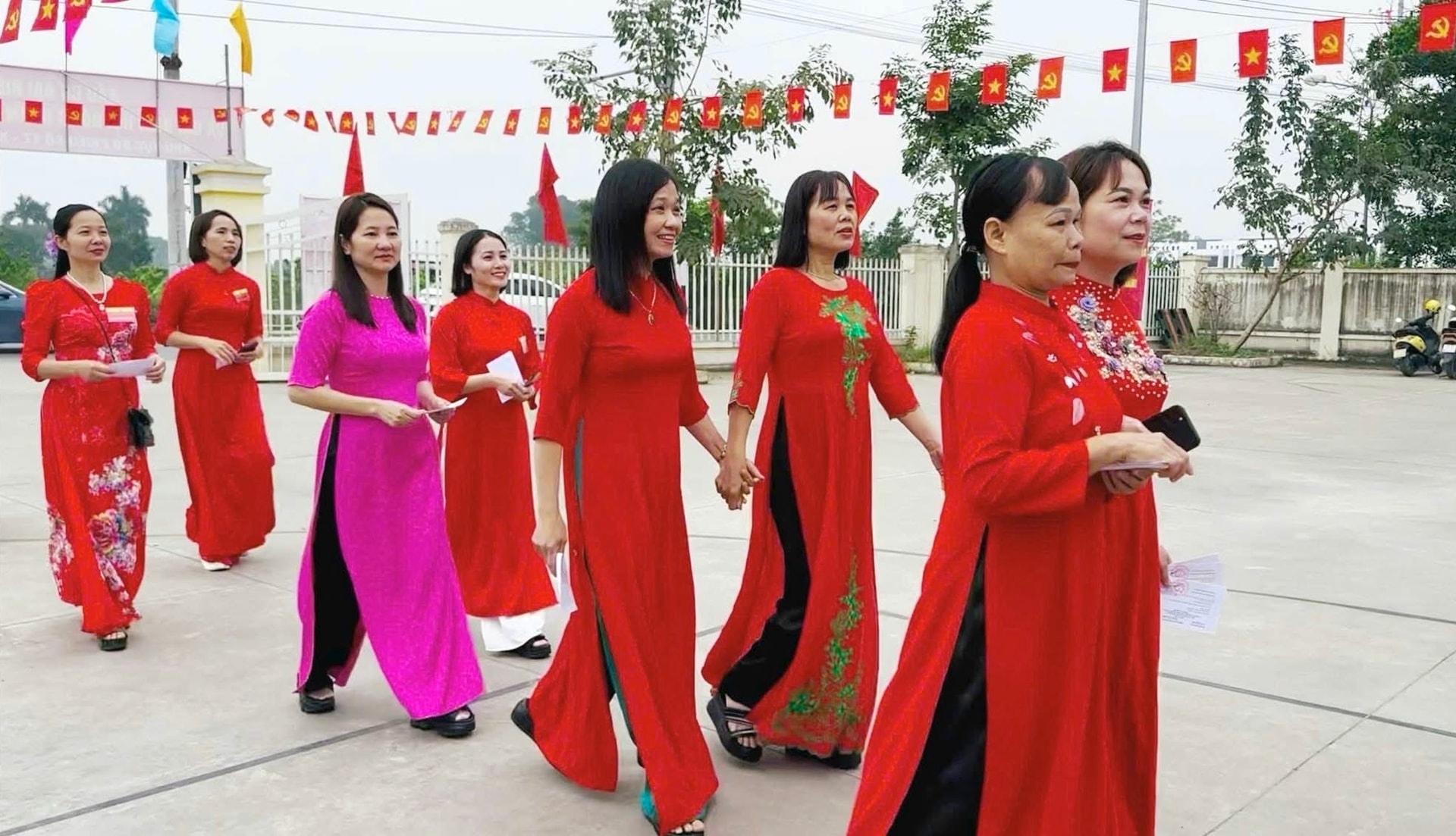 Phụ nữ Quang Minh rạng rỡ áo dài trong ngày bầu cử- Ảnh 1.