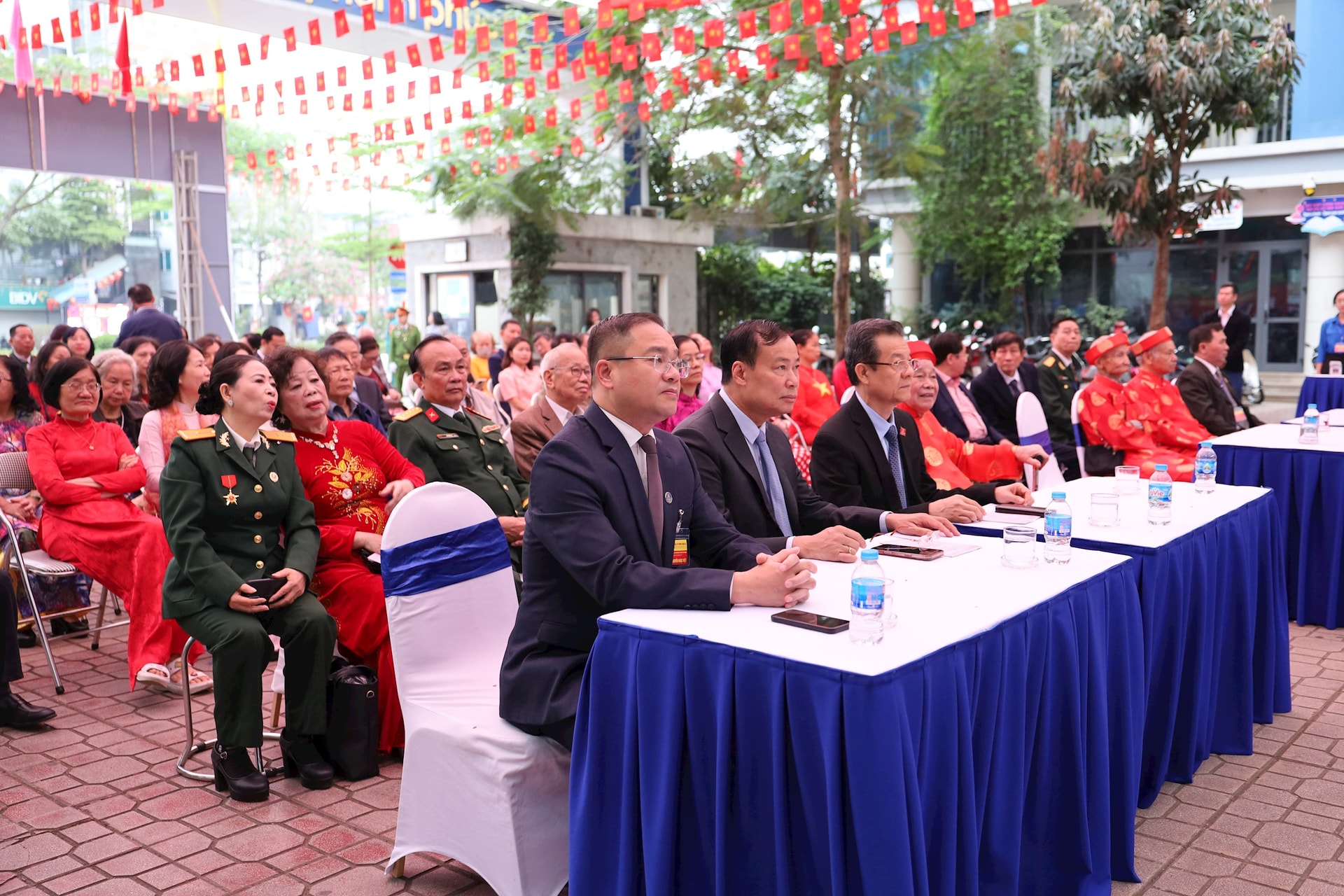 Cử tri phường Đống Đa hồ hởi tham gia bỏ phiếu bầu cử- Ảnh 1.