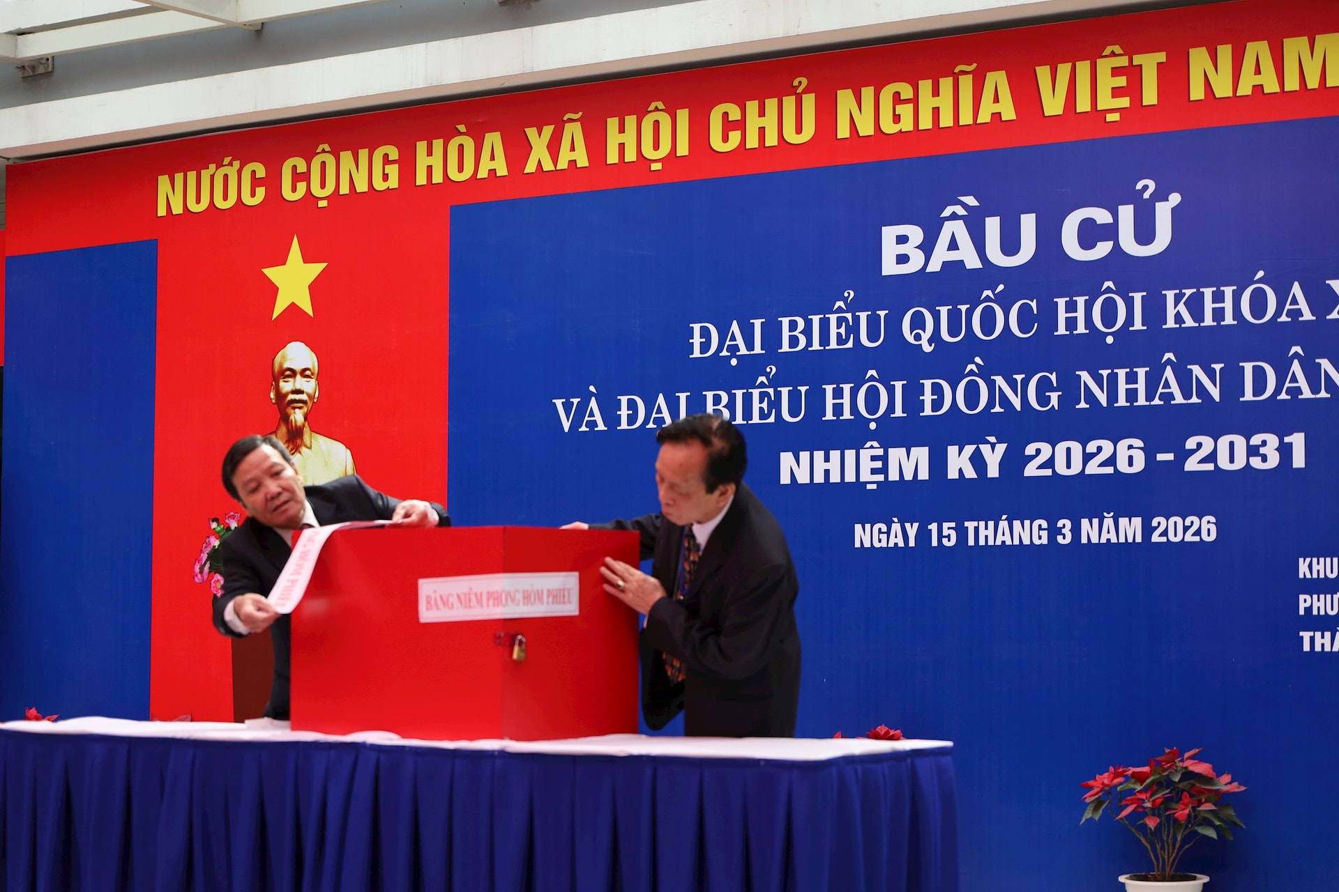 Cử tri phường Đống Đa hồ hởi tham gia bỏ phiếu bầu cử- Ảnh 2.