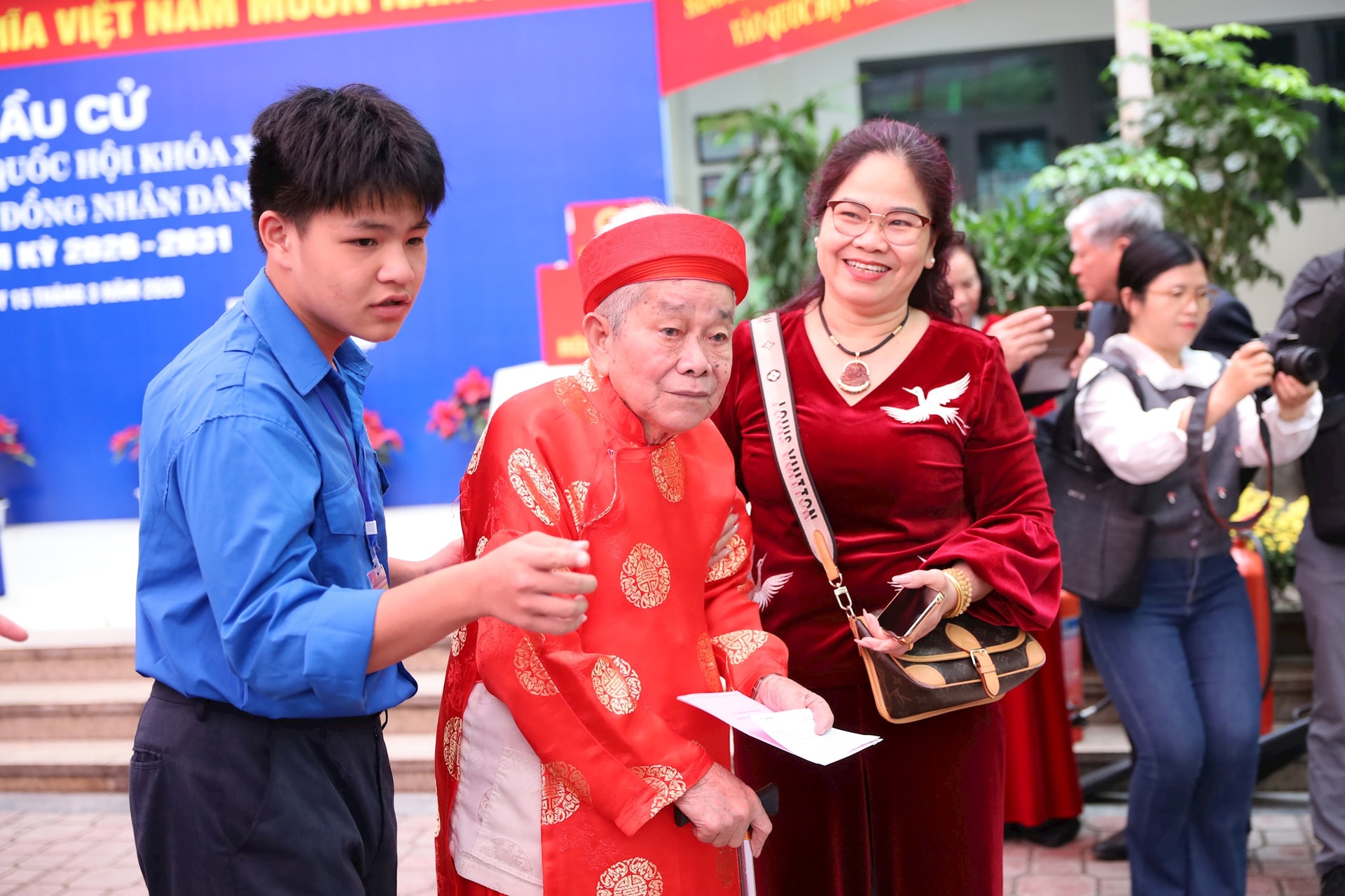 Cử tri phường Đống Đa hồ hởi tham gia bỏ phiếu bầu cử- Ảnh 4.