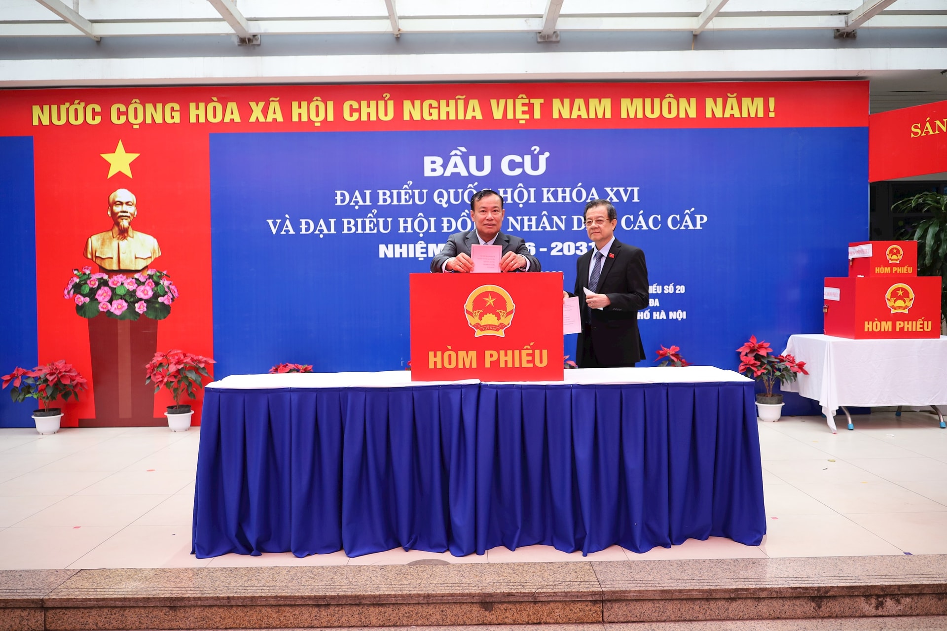 Cử tri phường Đống Đa hồ hởi tham gia bỏ phiếu bầu cử- Ảnh 5.