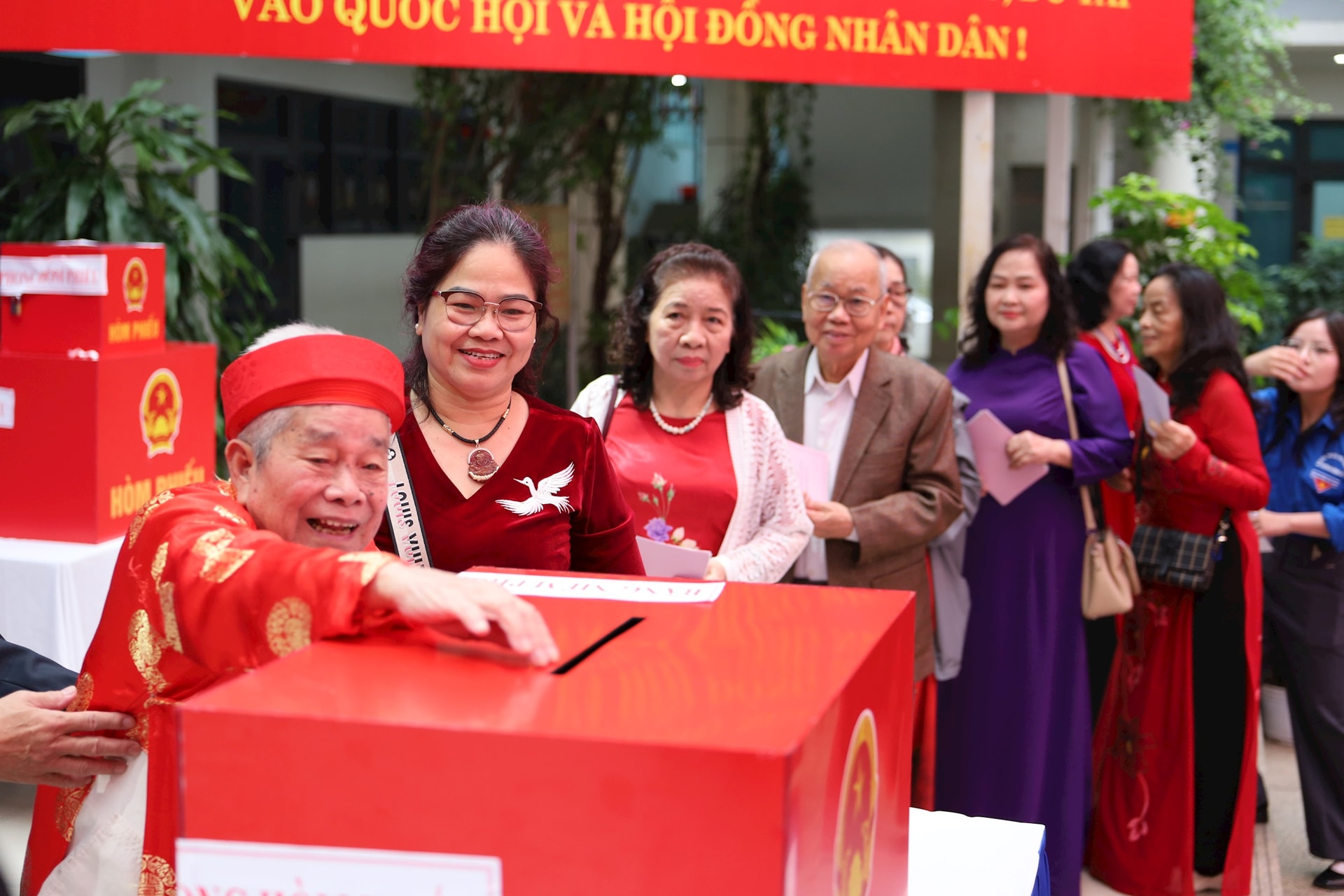 Cử tri phường Đống Đa hồ hởi tham gia bỏ phiếu bầu cử- Ảnh 6.