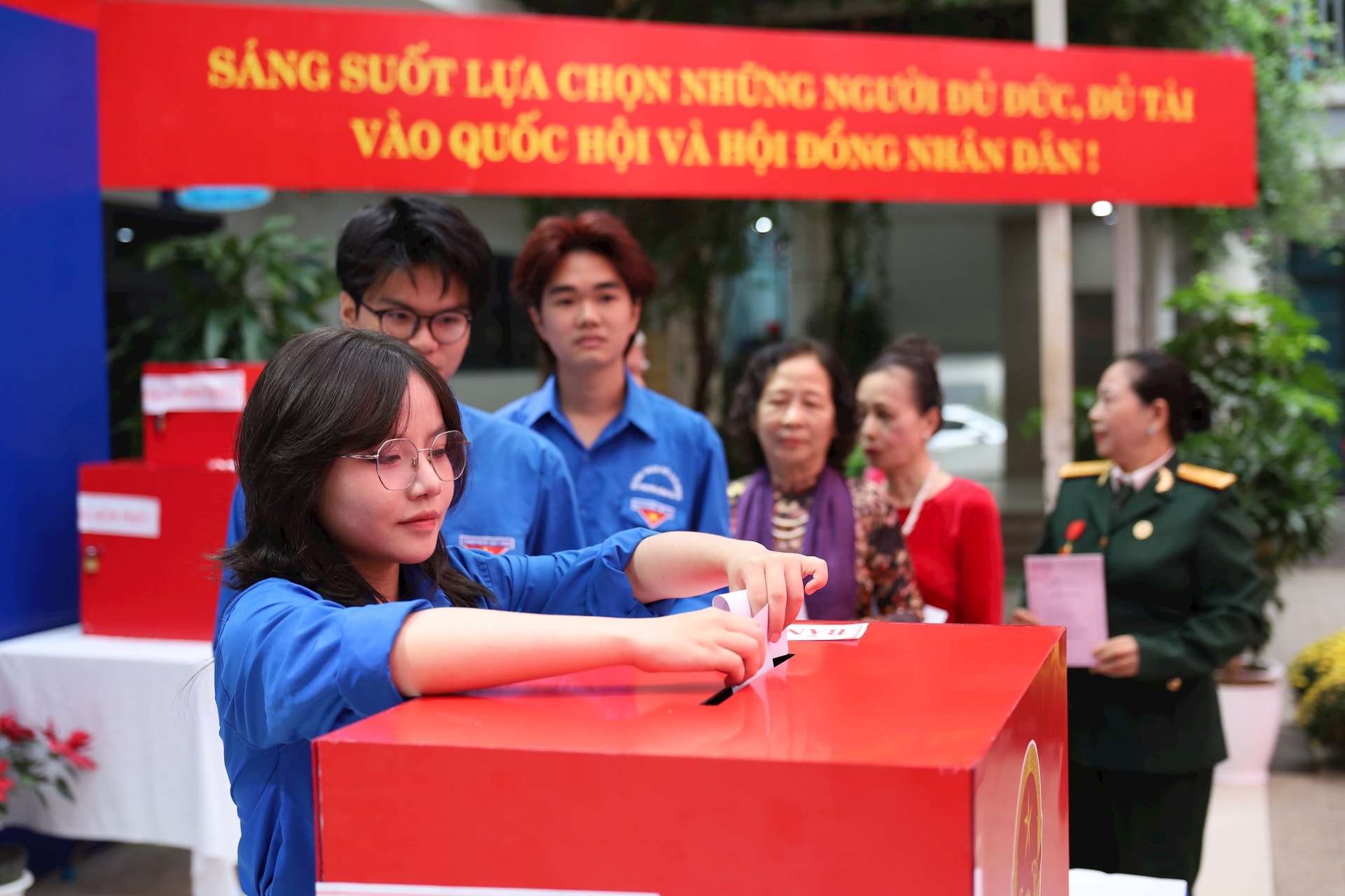 Cử tri phường Đống Đa hồ hởi tham gia bỏ phiếu bầu cử- Ảnh 8.