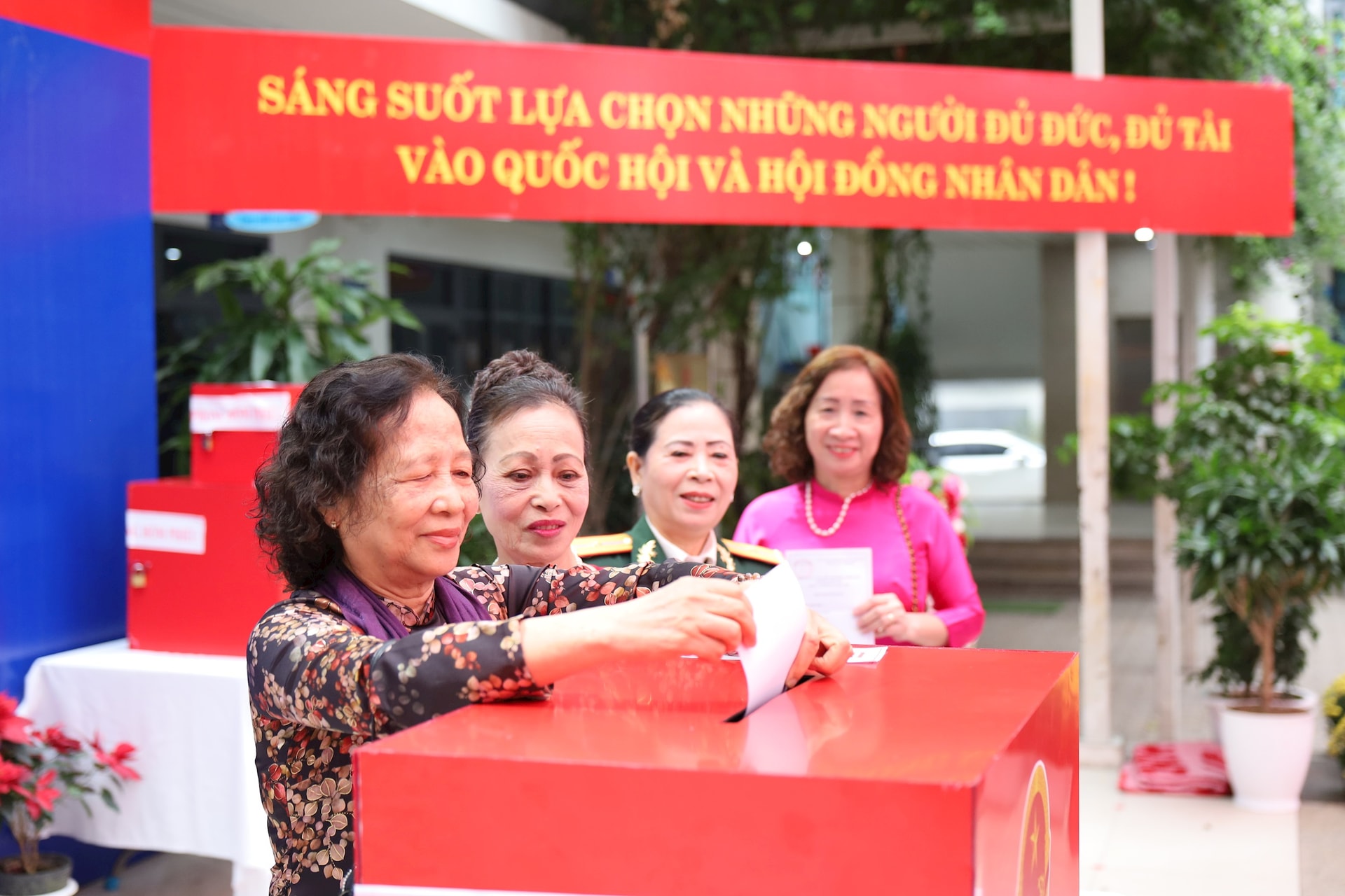 Cử tri phường Đống Đa hồ hởi tham gia bỏ phiếu bầu cử- Ảnh 7.