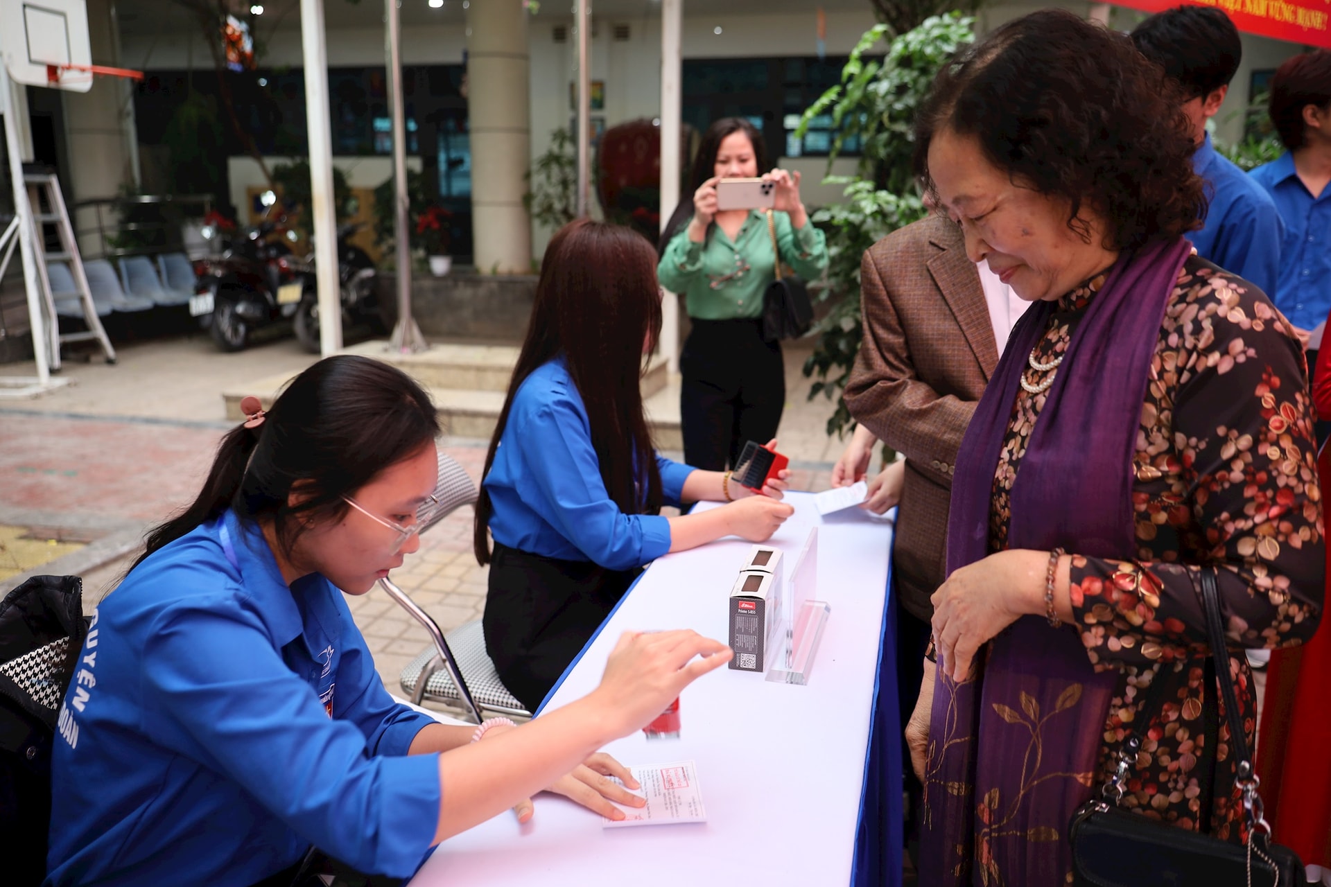 Cử tri phường Đống Đa hồ hởi tham gia bỏ phiếu bầu cử- Ảnh 9.