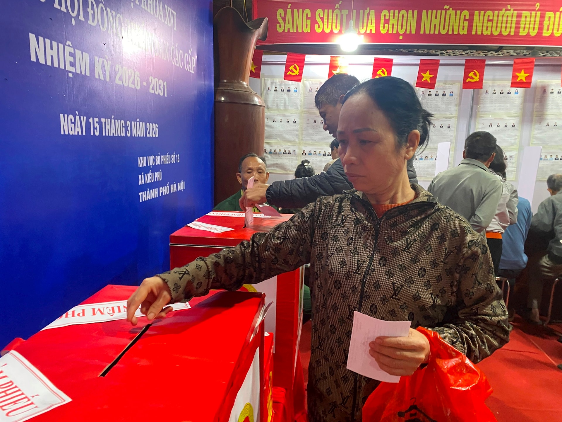 Toàn cảnh không khí bầu cử tại 126 xã, phường của Hà Nội- Ảnh 2.