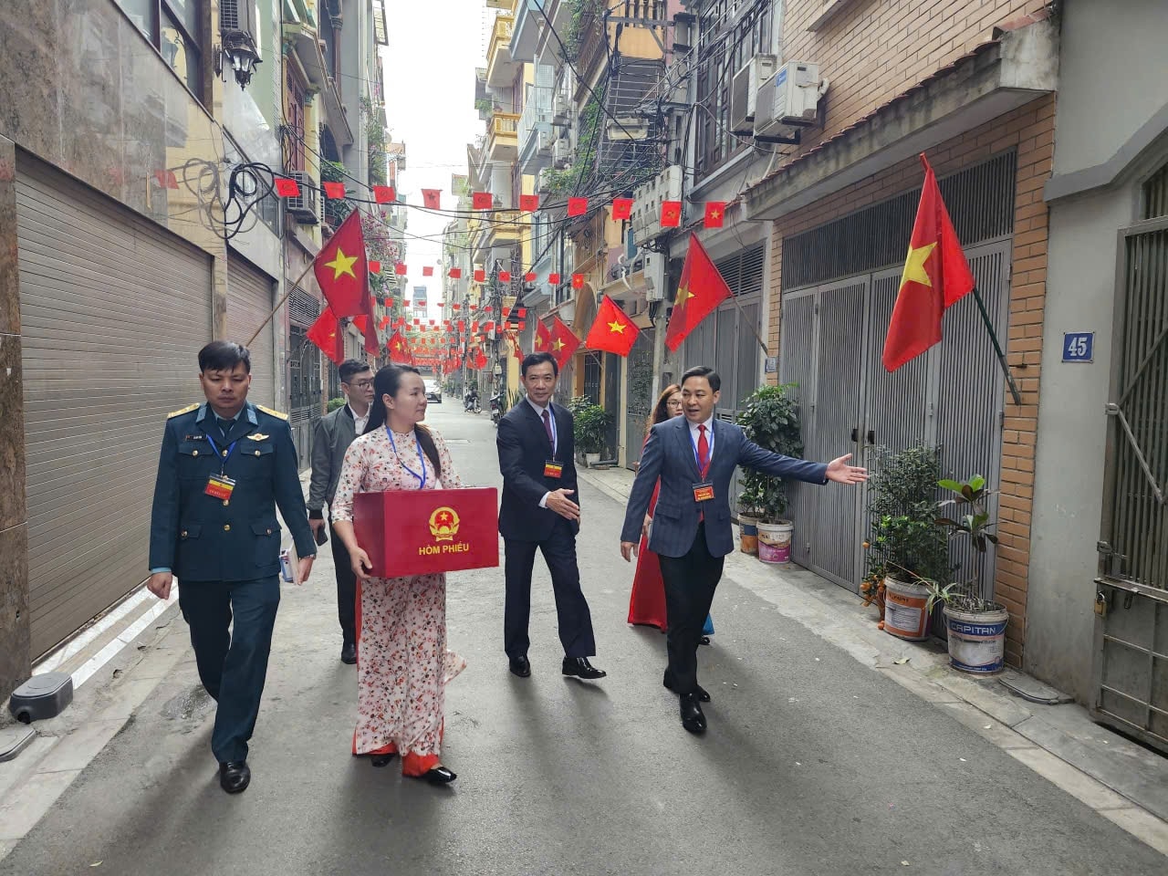 Toàn cảnh không khí bầu cử tại 126 xã, phường của Hà Nội- Ảnh 20.