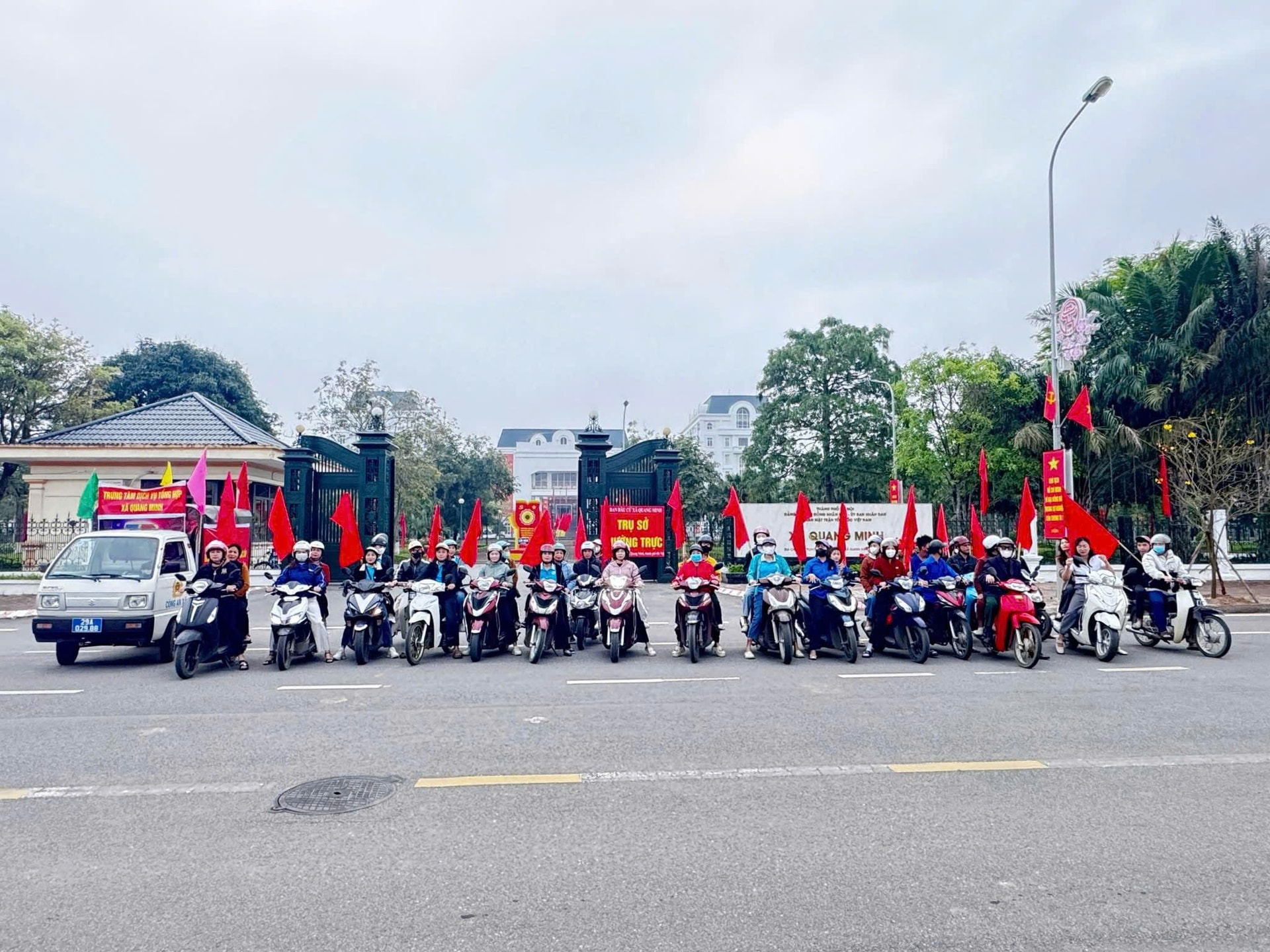 Phụ nữ Quang Minh rạng rỡ áo dài trong ngày bầu cử- Ảnh 6.