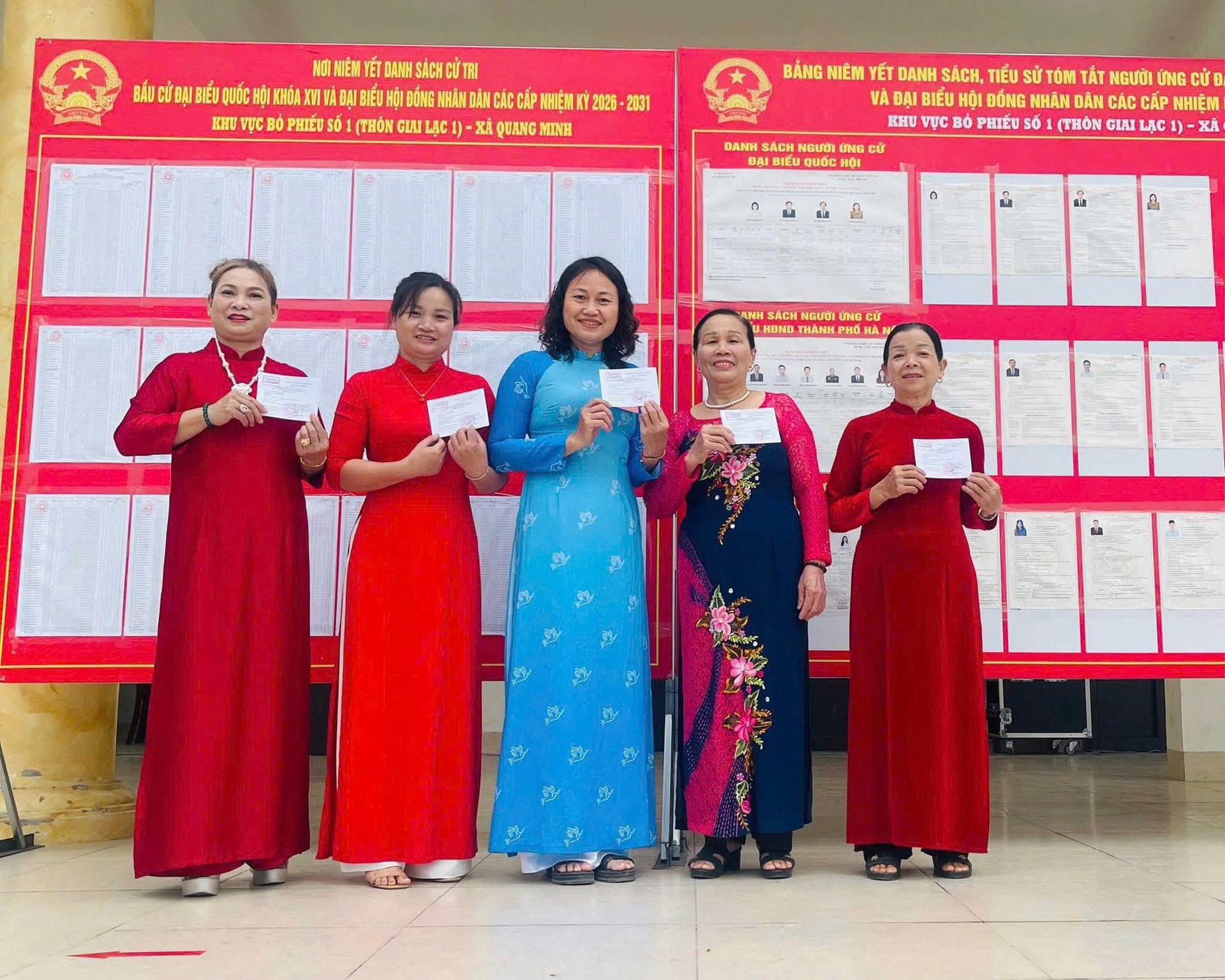 Phụ nữ Quang Minh rạng rỡ áo dài trong ngày bầu cử- Ảnh 2.