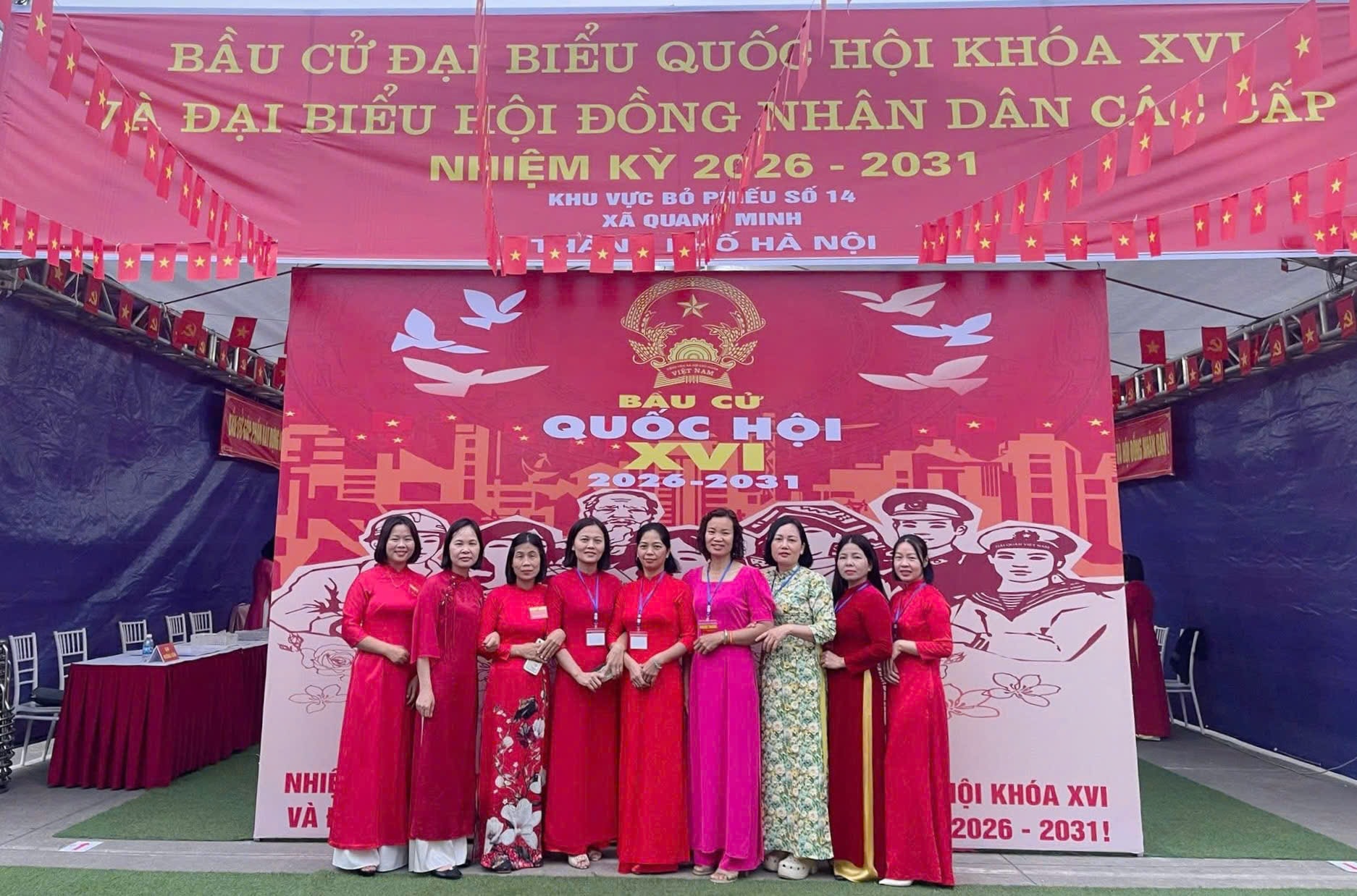 Phụ nữ Quang Minh rạng rỡ áo dài trong ngày bầu cử- Ảnh 4.