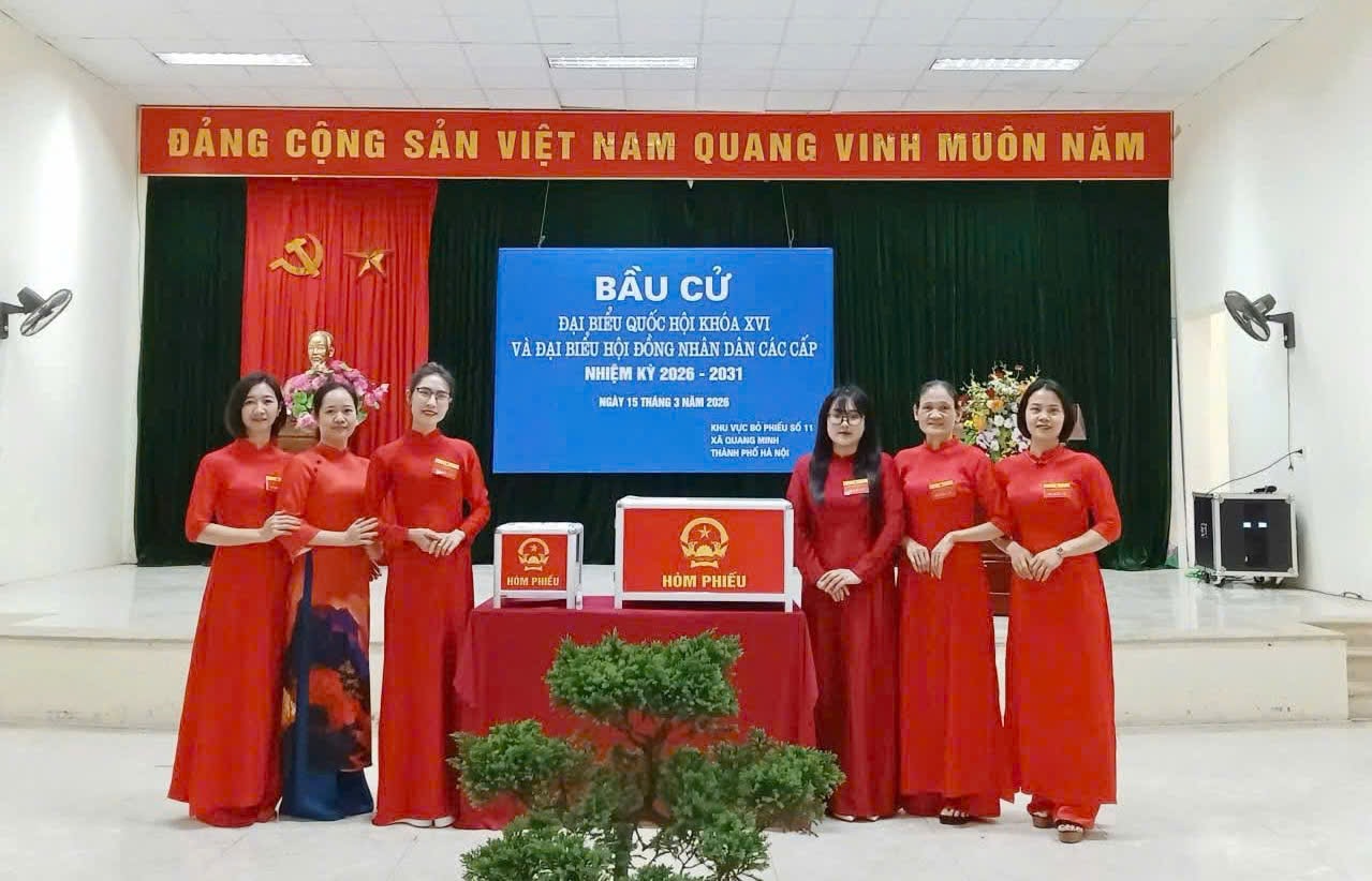 Phụ nữ Quang Minh rạng rỡ áo dài trong ngày bầu cử- Ảnh 3.