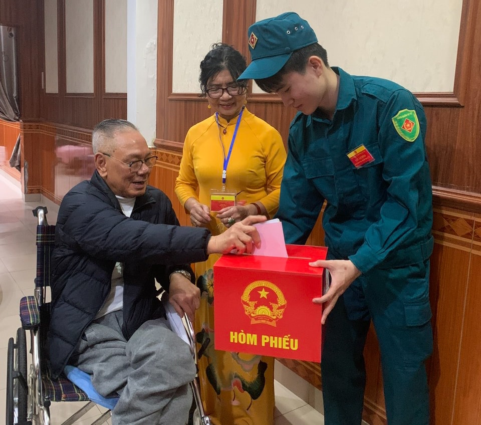 Hình ảnh xúc động của những cử tri đặc biệt ở phường Tây Hồ- Ảnh 3.