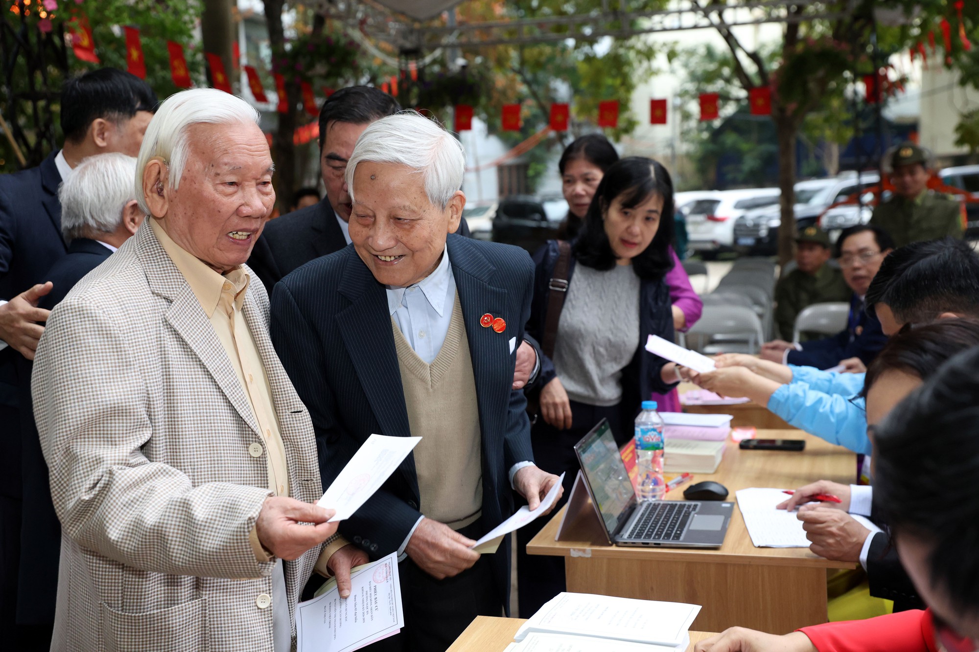 Phó Chủ tịch Quốc hội Nguyễn Đức Hải bầu cử tại Khu vực bỏ phiếu số 21, phường Ngọc Hà, Hà Nội- Ảnh 6.