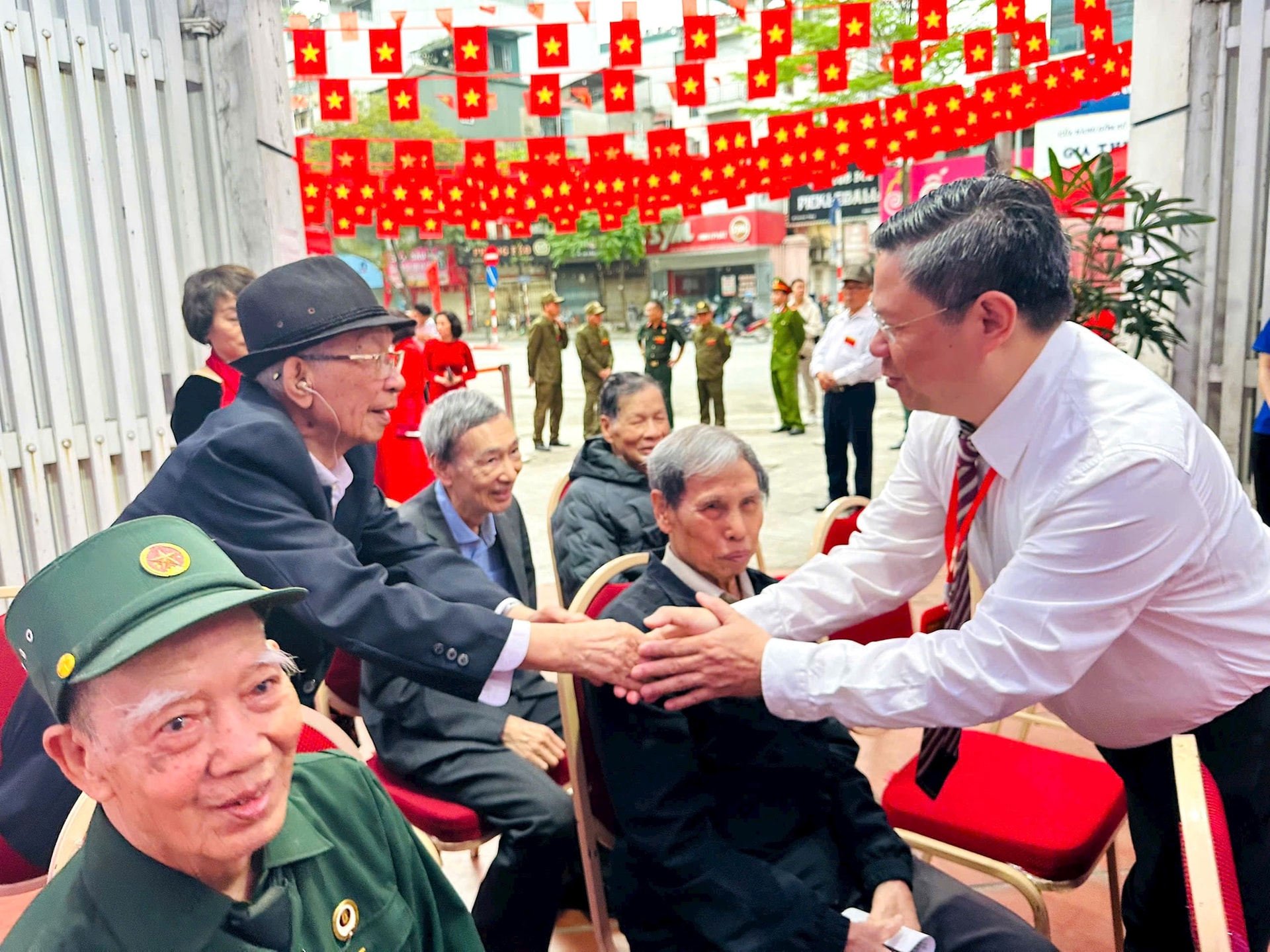 Đồng bào Công giáo tại phường Ô Chợ Dừa rộn ràng trong ngày hội non sông- Ảnh 1.