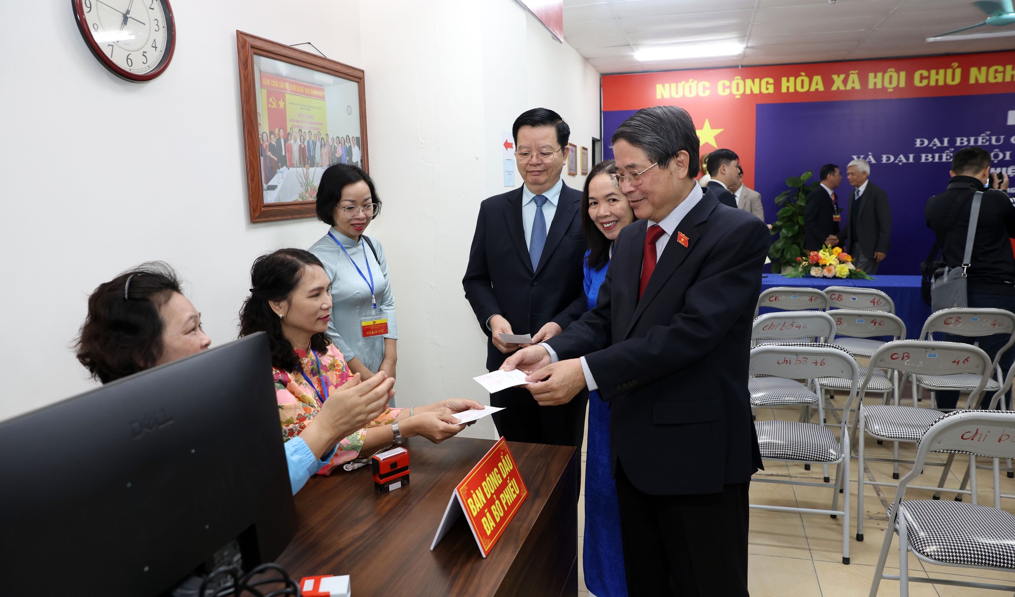 Phó Chủ tịch Quốc hội Nguyễn Đức Hải bầu cử tại Khu vực bỏ phiếu số 21, phường Ngọc Hà, Hà Nội- Ảnh 2.