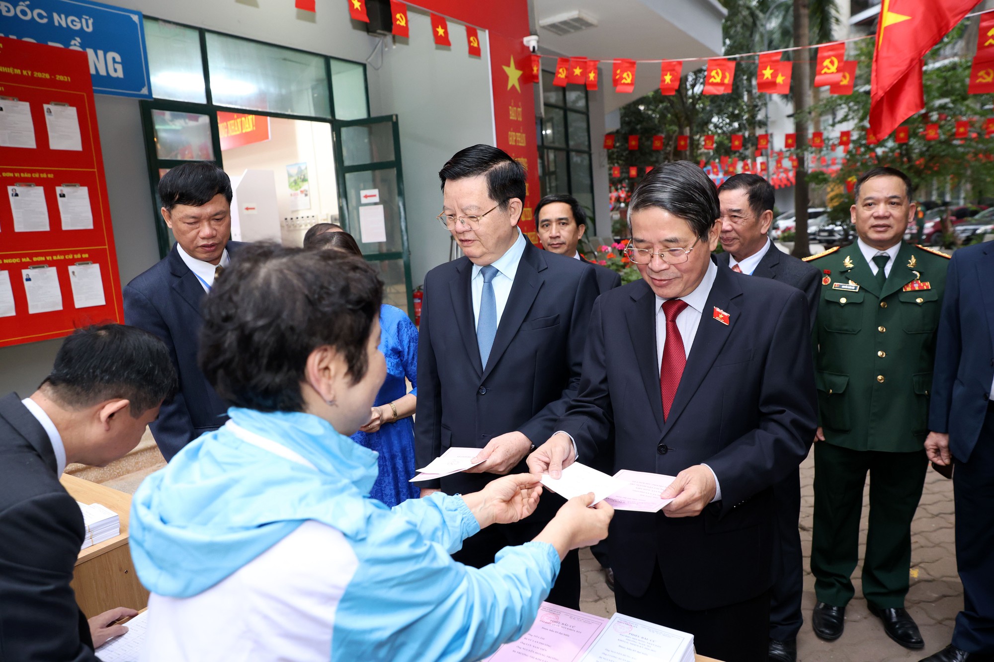 Phó Chủ tịch Quốc hội Nguyễn Đức Hải bầu cử tại Khu vực bỏ phiếu số 21, phường Ngọc Hà, Hà Nội- Ảnh 3.