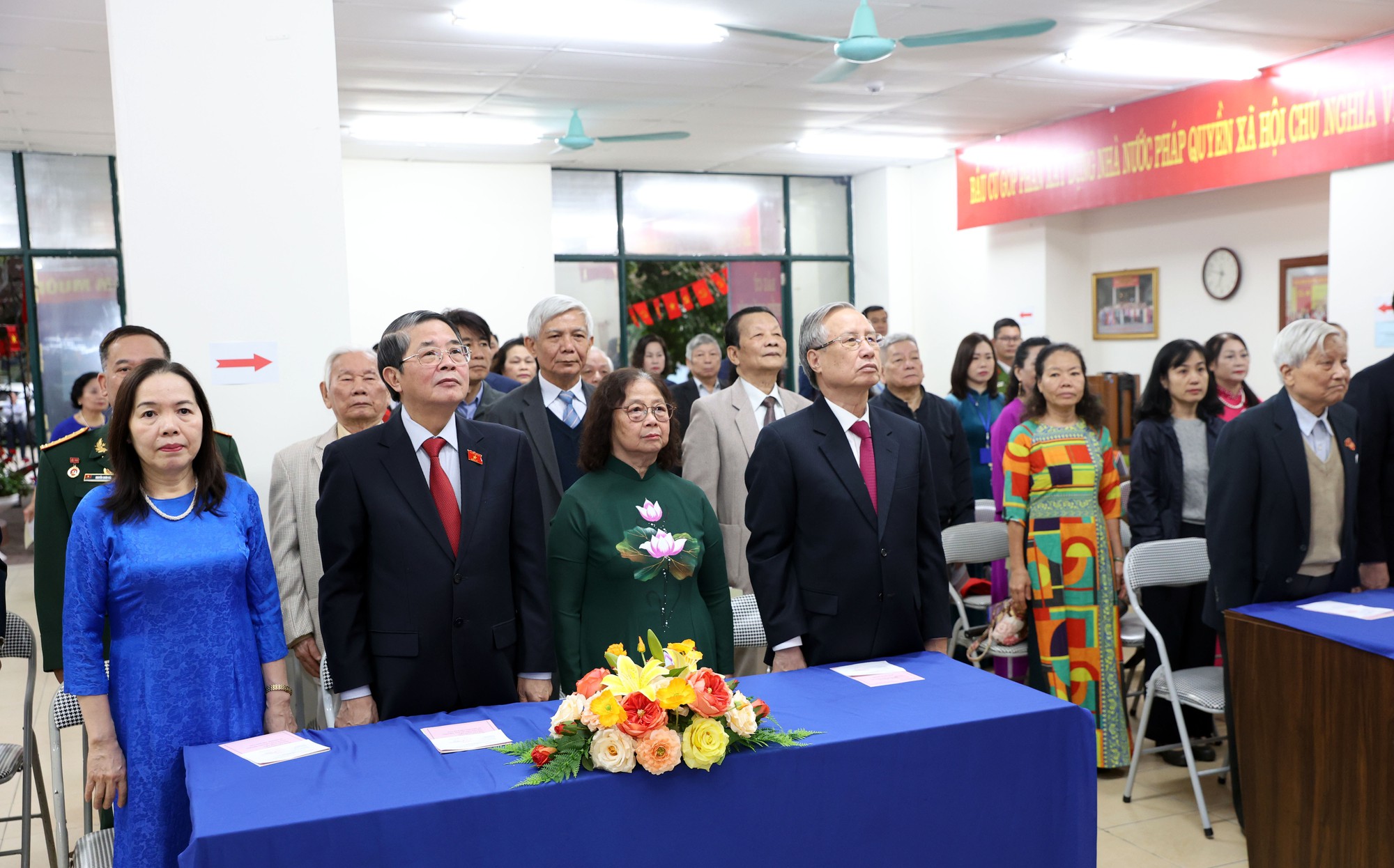 Phó Chủ tịch Quốc hội Nguyễn Đức Hải bầu cử tại Khu vực bỏ phiếu số 21, phường Ngọc Hà, Hà Nội- Ảnh 1.