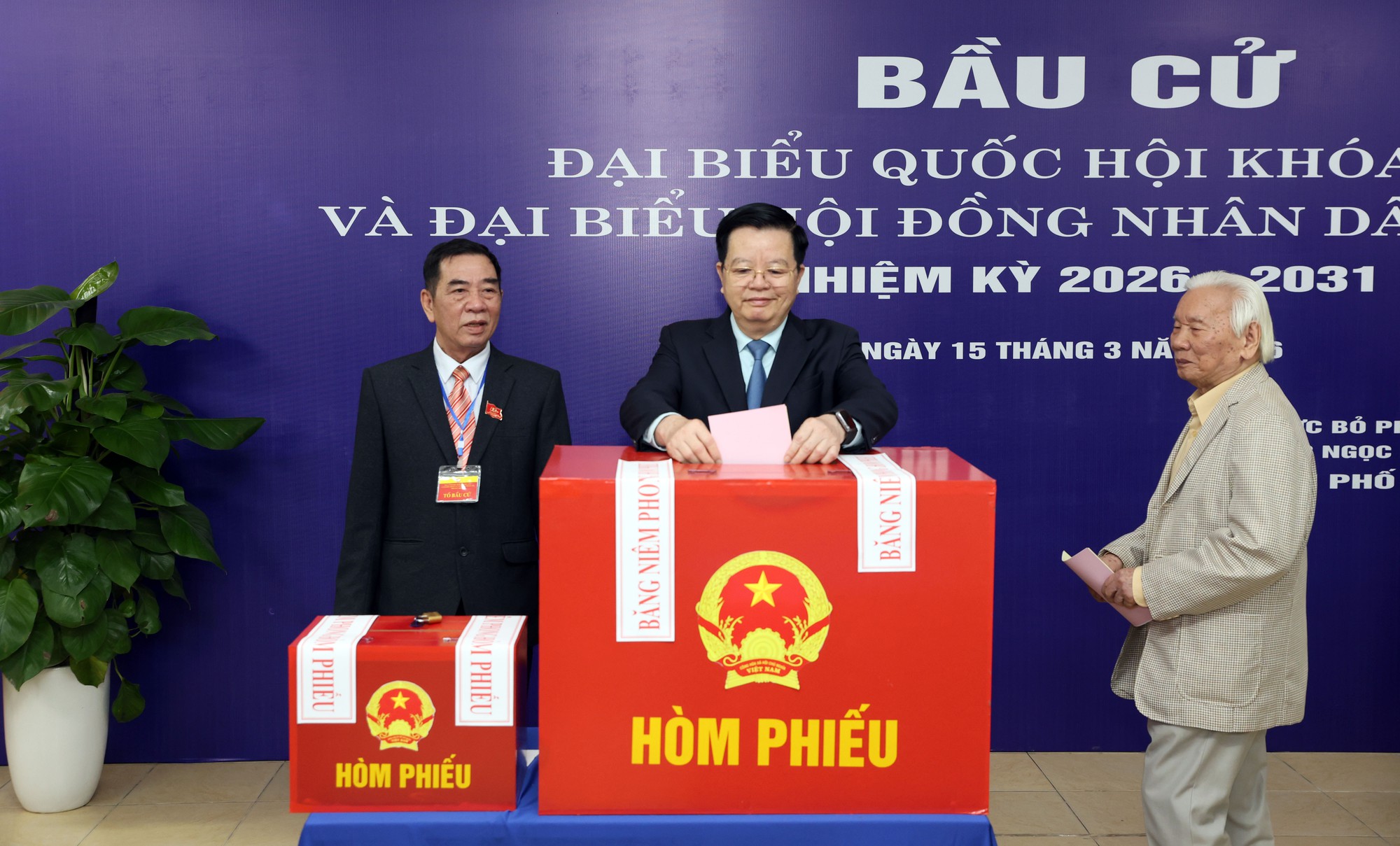 Phó Chủ tịch Quốc hội Nguyễn Đức Hải bầu cử tại Khu vực bỏ phiếu số 21, phường Ngọc Hà, Hà Nội- Ảnh 8.