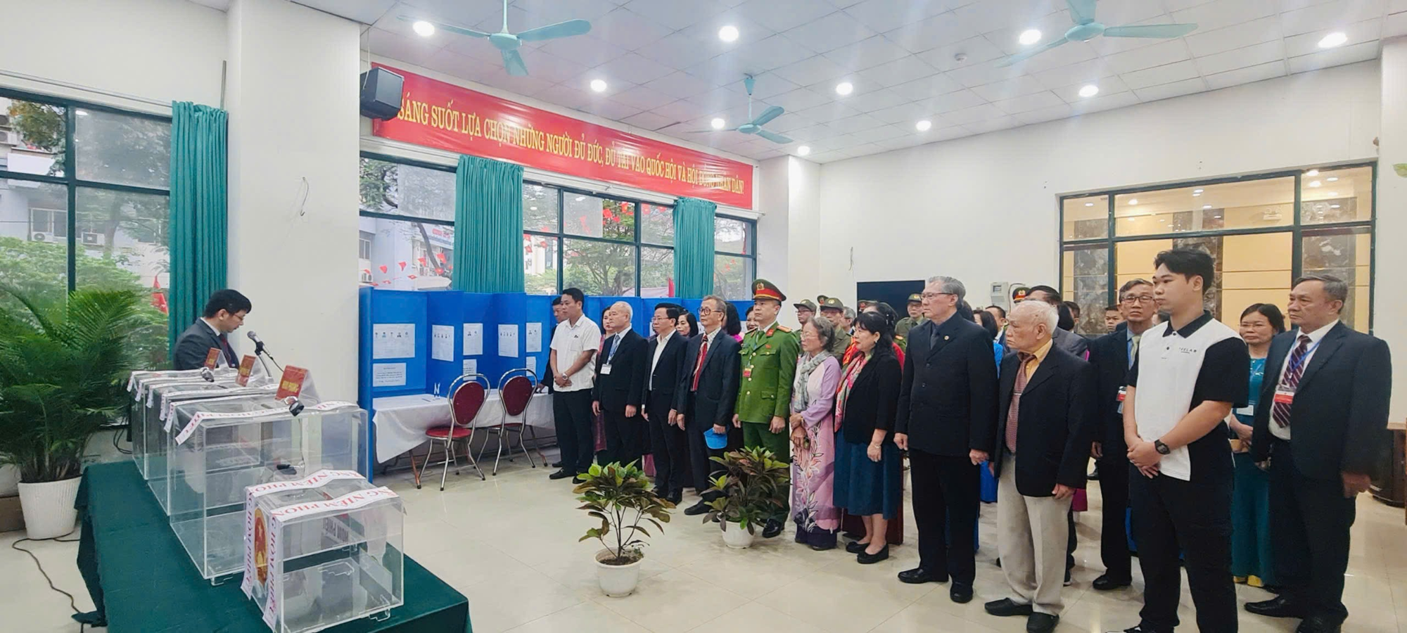 Rộn ràng ngày hội toàn dân: Đồng loạt khai mạc các khu vực bỏ phiếu tại phường Yên Hòa- Ảnh 1.