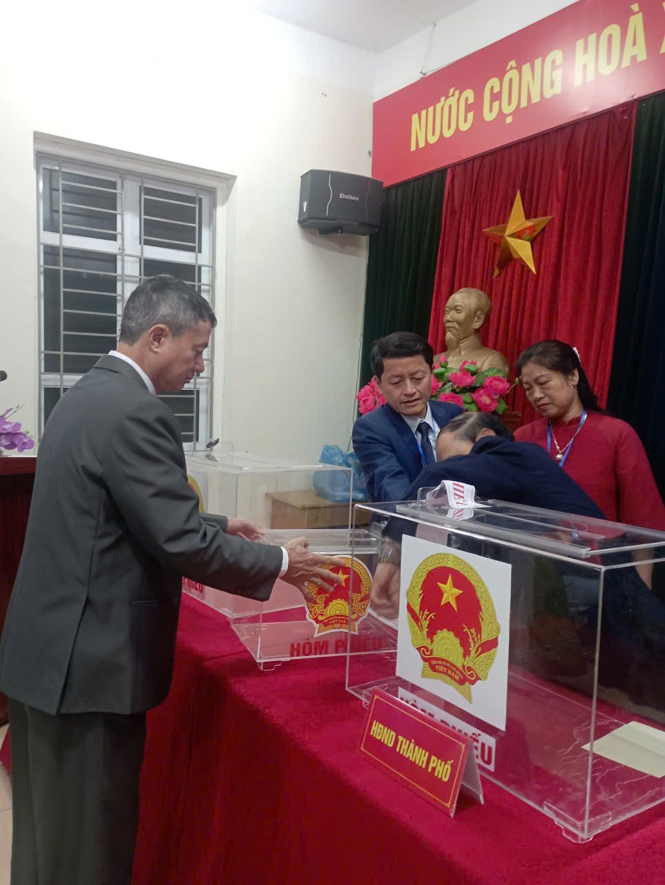 Rộn ràng ngày hội toàn dân: Đồng loạt khai mạc các khu vực bỏ phiếu tại phường Yên Hòa- Ảnh 3.