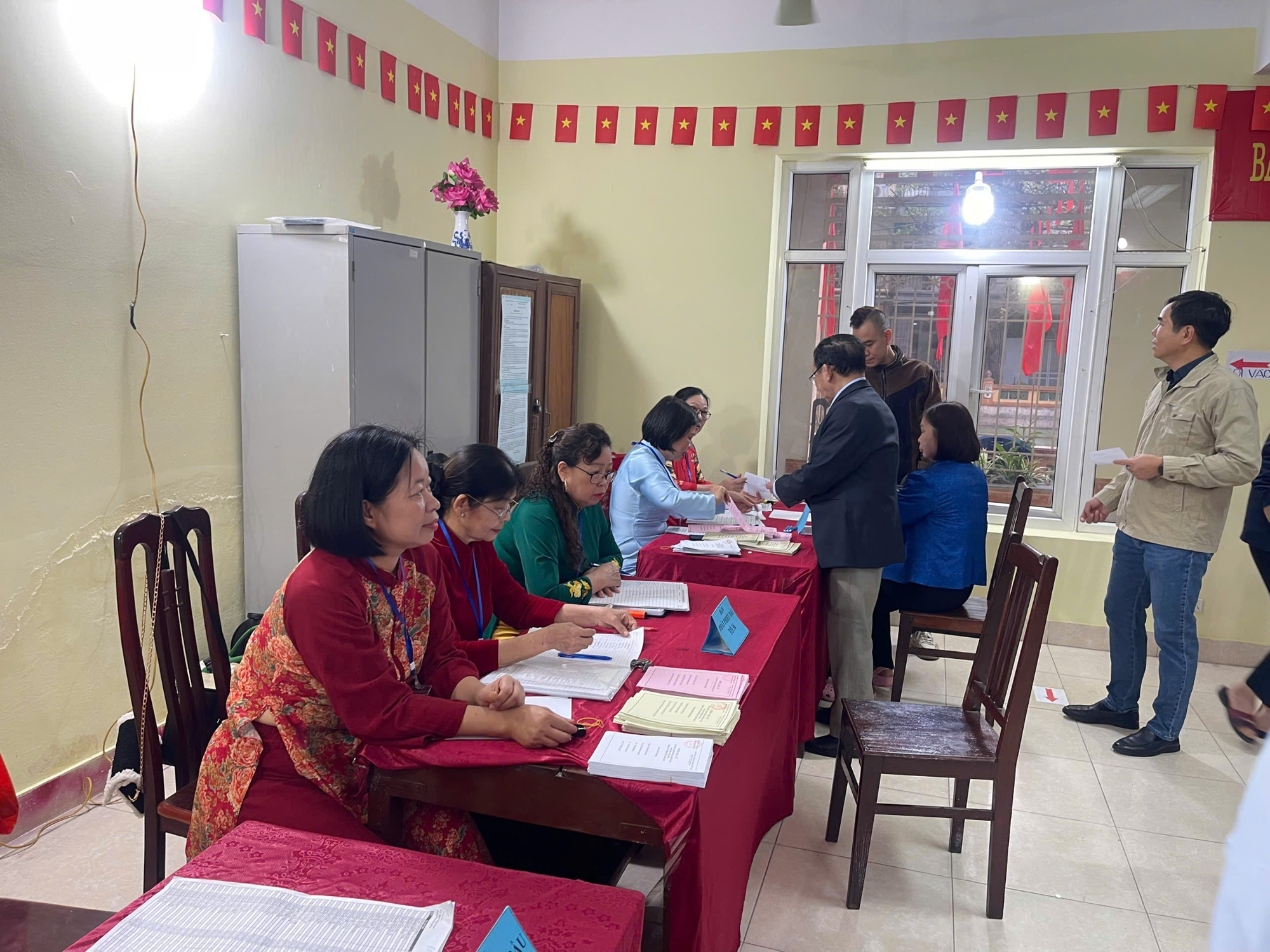 Rộn ràng ngày hội toàn dân: Đồng loạt khai mạc các khu vực bỏ phiếu tại phường Yên Hòa- Ảnh 5.