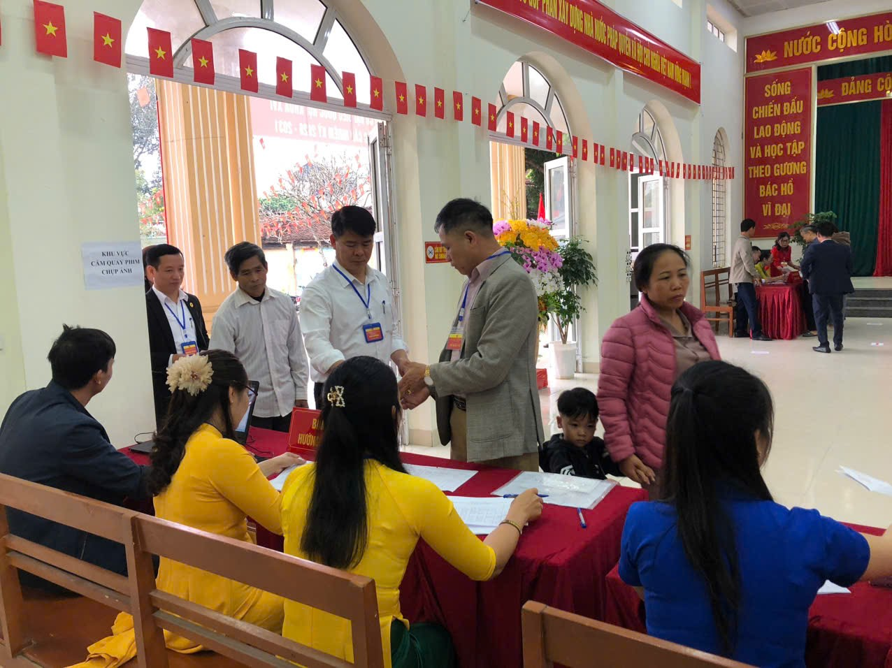 Cử tri Hồng Sơn hăng hái đi Bầu cử Đại biểu quốc hội và HĐND các cấp nhiệm kỳ 2026-2031- Ảnh 4.