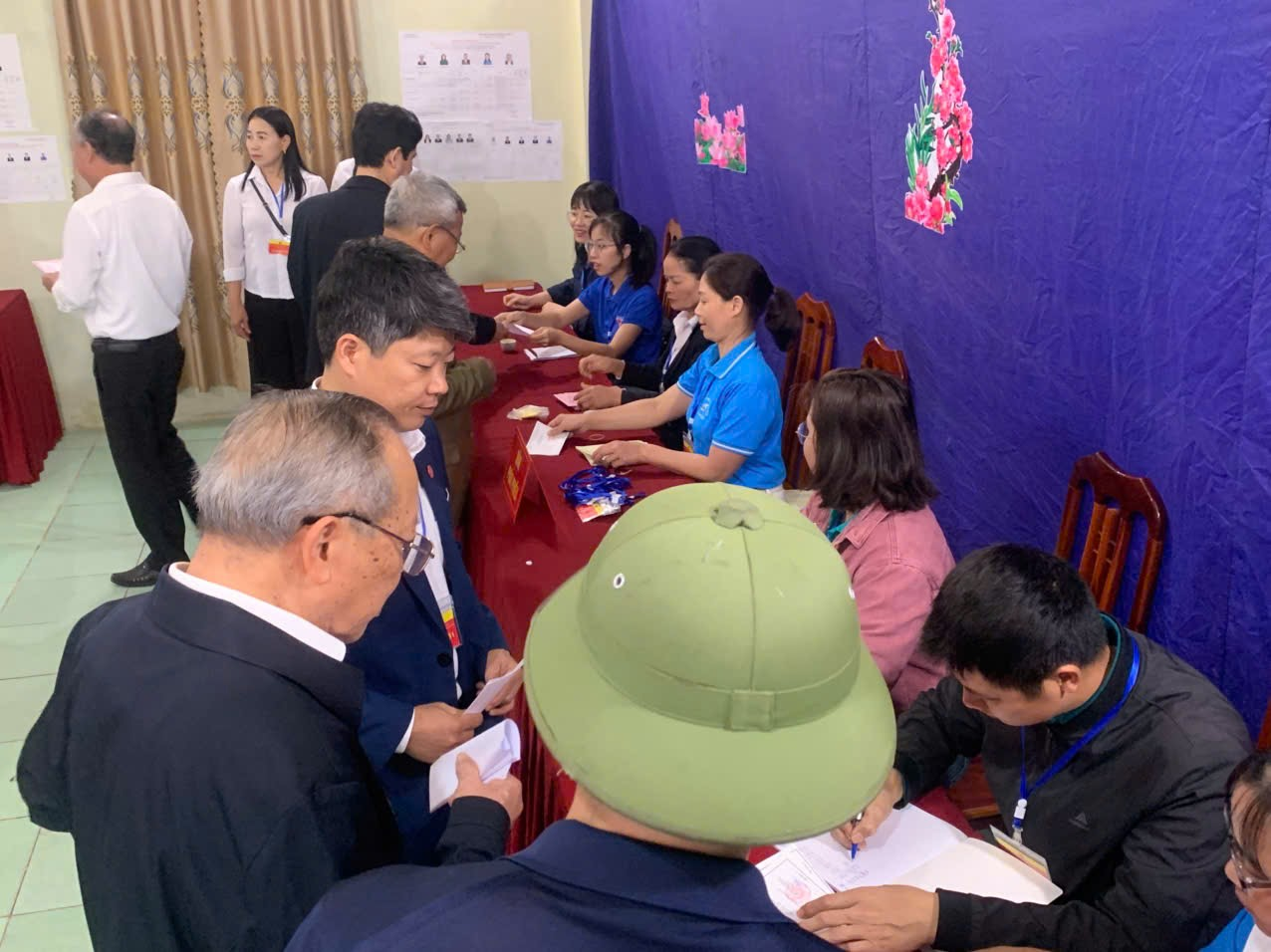 Cử tri Hồng Sơn hăng hái đi Bầu cử Đại biểu quốc hội và HĐND các cấp nhiệm kỳ 2026-2031- Ảnh 5.