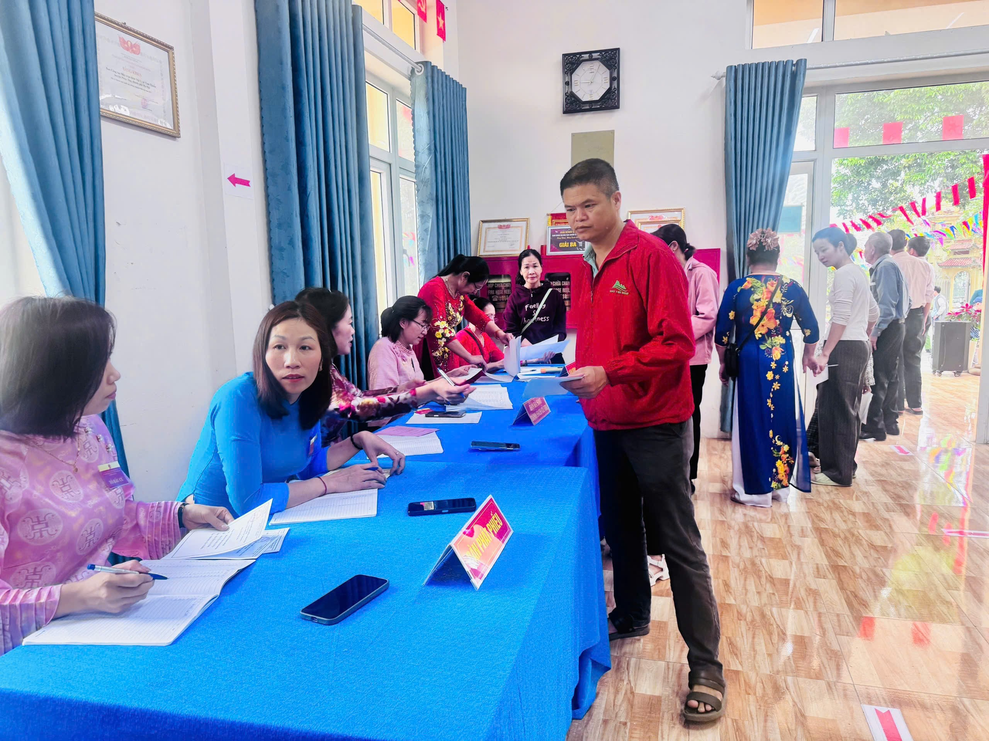 Tiến độ bầu cử tại xã Hát Môn- Ảnh 1.