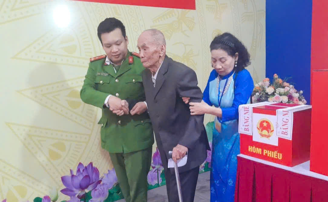 PHƯỜNG PHƯƠNG LIỆT: RỰC RỠ SẮC MÀU NGÀY HỘI TOÀN DÂN KHI CÁC THẾ HỆ CÙNG CHUNG NHỊP ĐẬP LÁ PHIẾU- Ảnh 6.