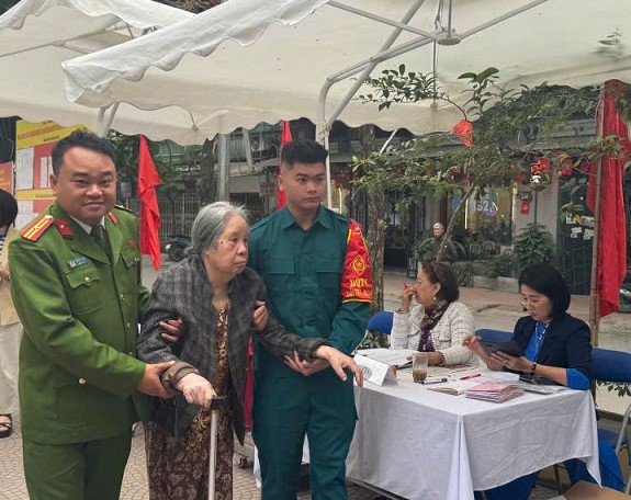 PHƯỜNG PHƯƠNG LIỆT: RỰC RỠ SẮC MÀU NGÀY HỘI TOÀN DÂN KHI CÁC THẾ HỆ CÙNG CHUNG NHỊP ĐẬP LÁ PHIẾU- Ảnh 10.