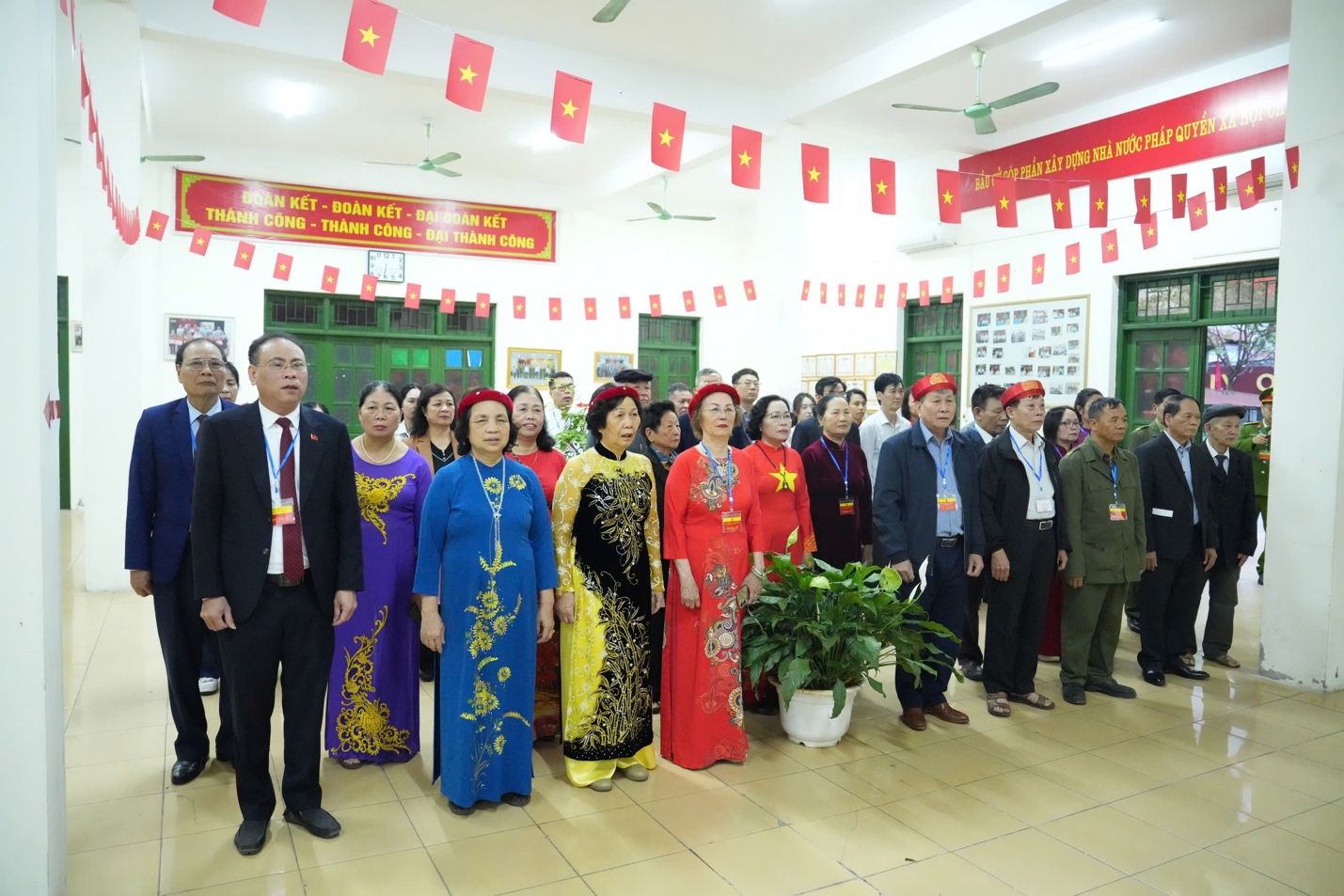 Cử tri Đan Phượng hân hoan đi bầu cử.- Ảnh 1.