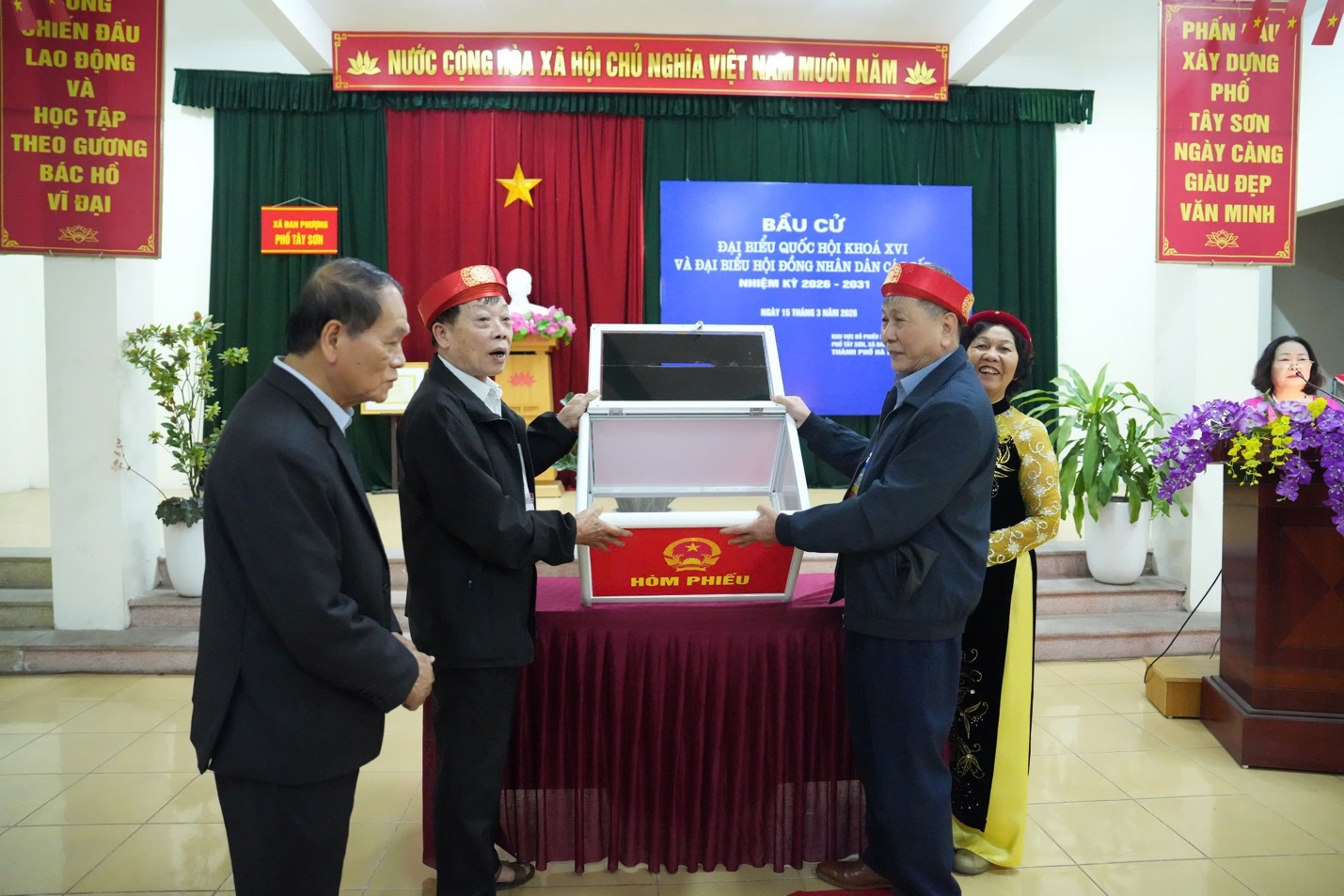 Cử tri Đan Phượng hân hoan đi bầu cử.- Ảnh 4.