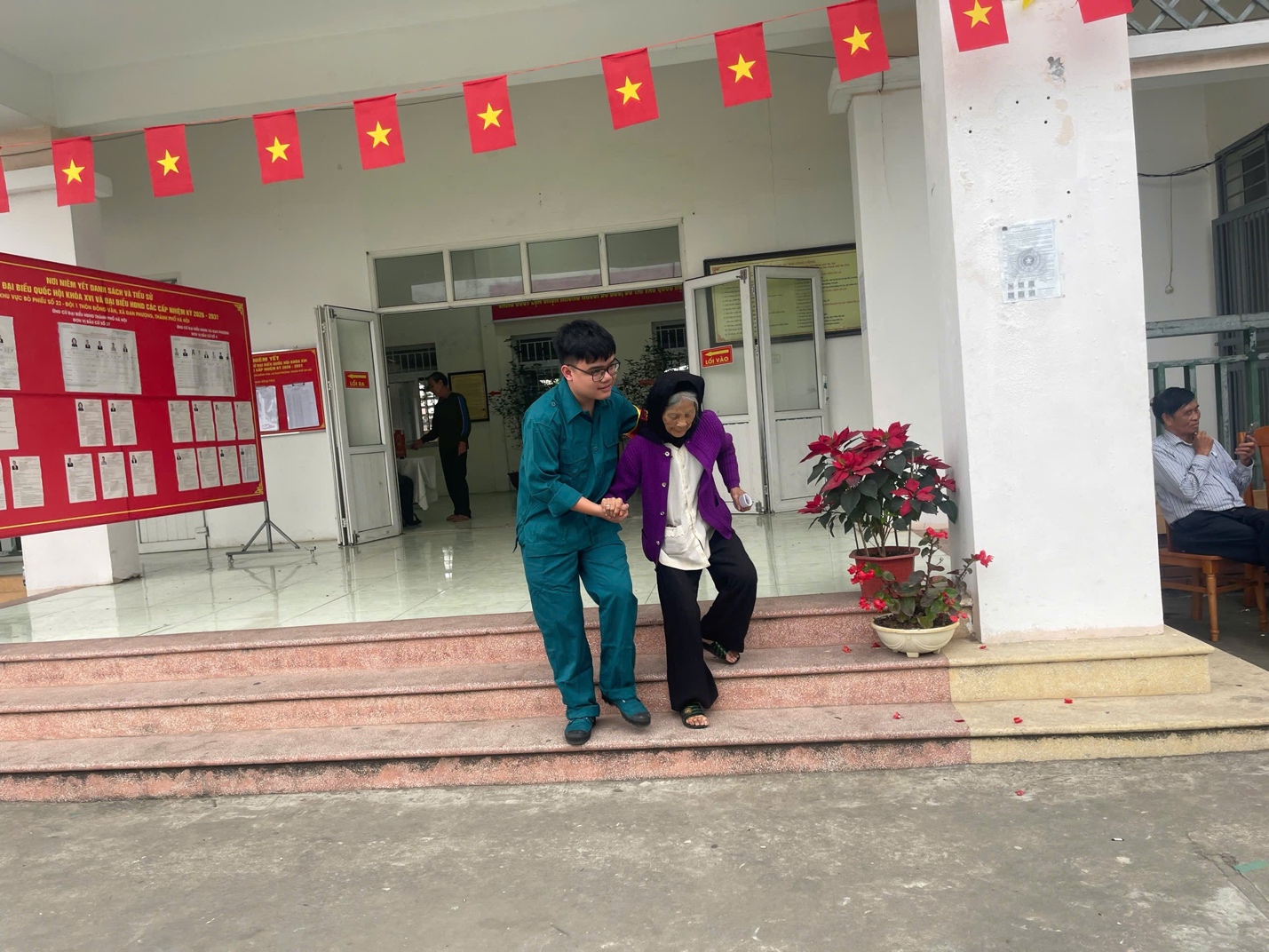 Cử tri Đan Phượng hân hoan đi bầu cử.- Ảnh 8.