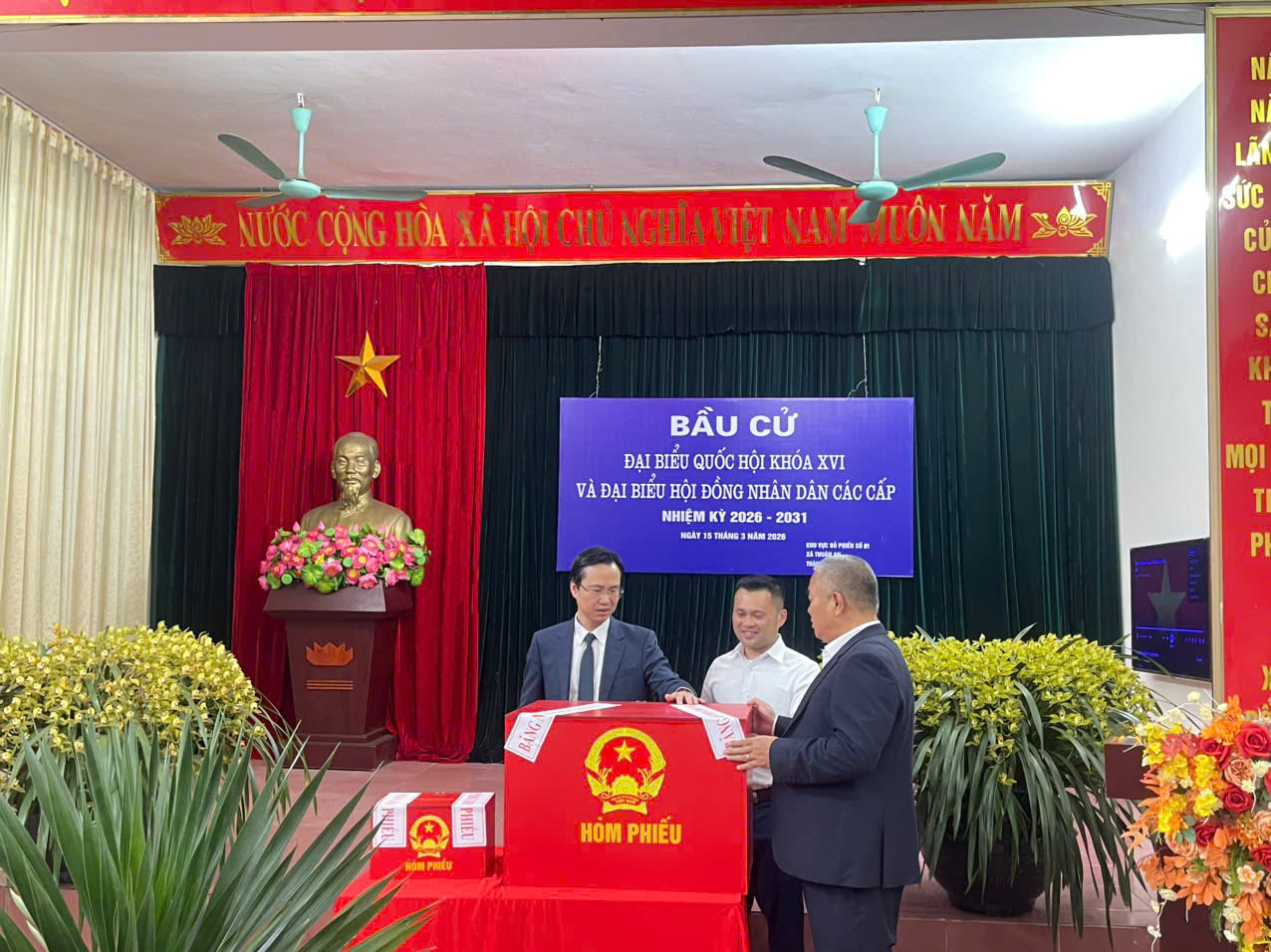 A group of men standing in front of a podium  AI-generated content may be incorrect.