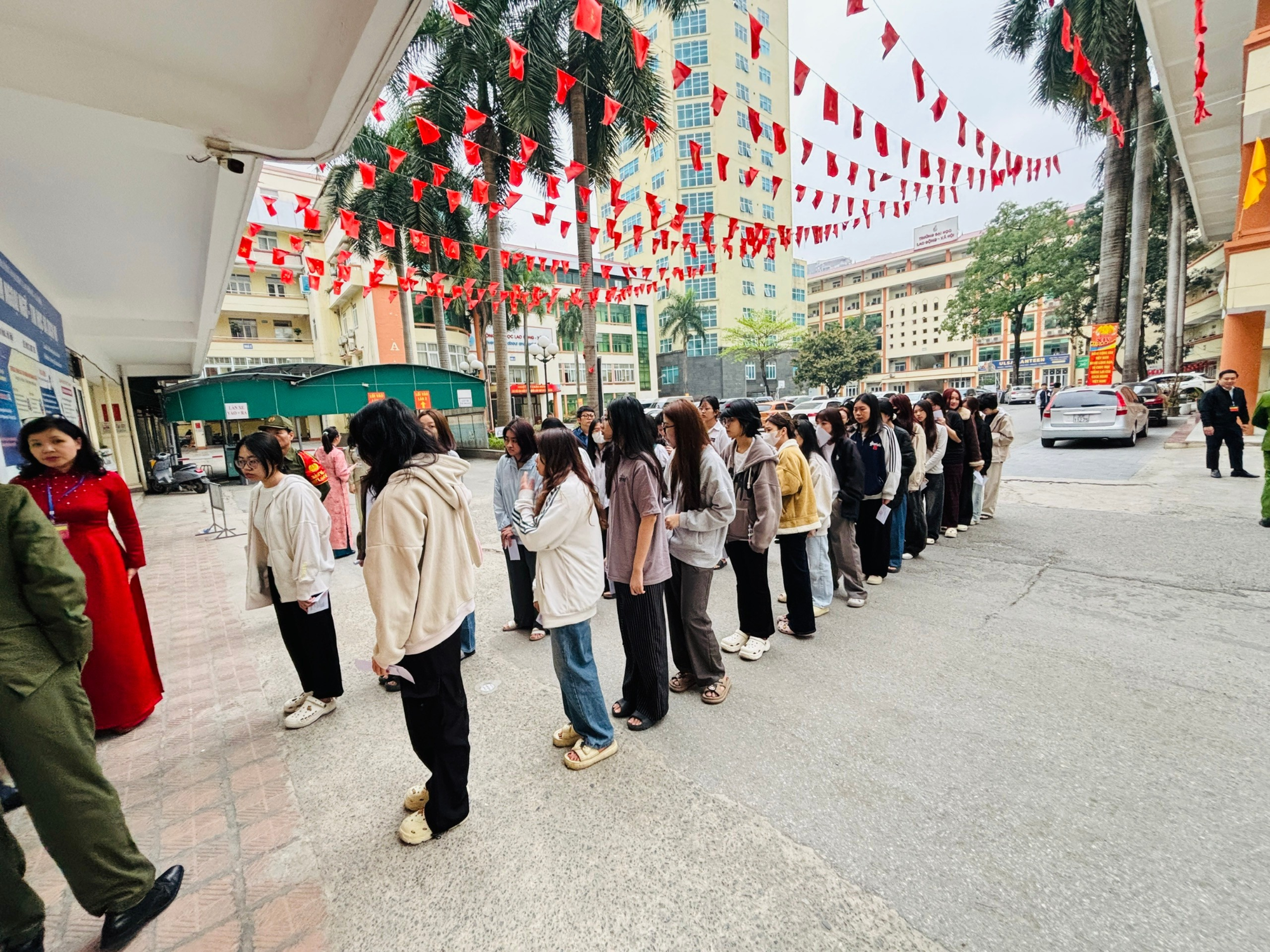 YÊN HÒA GIỜ "CAO ĐIỂM" BẦU CỬ: KHÍ THẾ KHẨN TRƯƠNG, TỈ LỆ CỬ TRI ĐI BẦU TĂNG MẠNH- Ảnh 2.