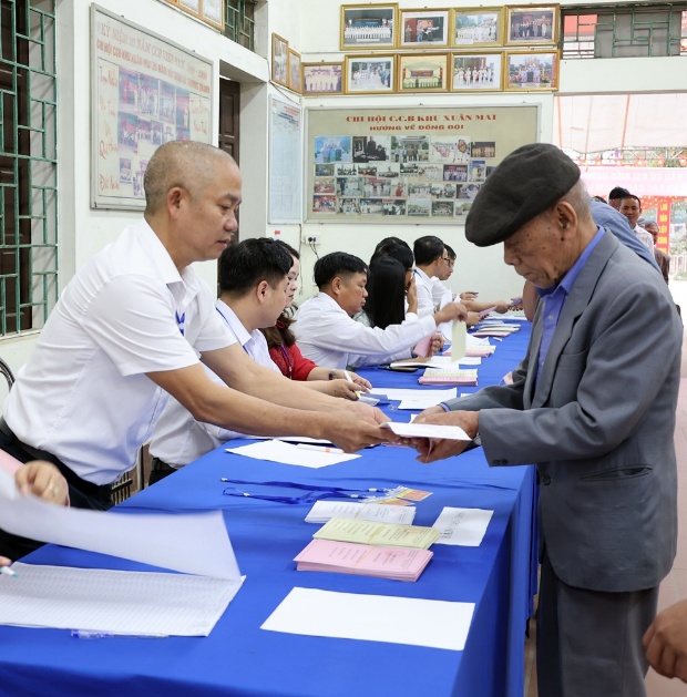Xuân Mai: Đồng chí Chủ tịch UBND xã Nguyễn Anh Đức dự khai mạc bầu cử tại thôn Xuân Mai- Ảnh 4.