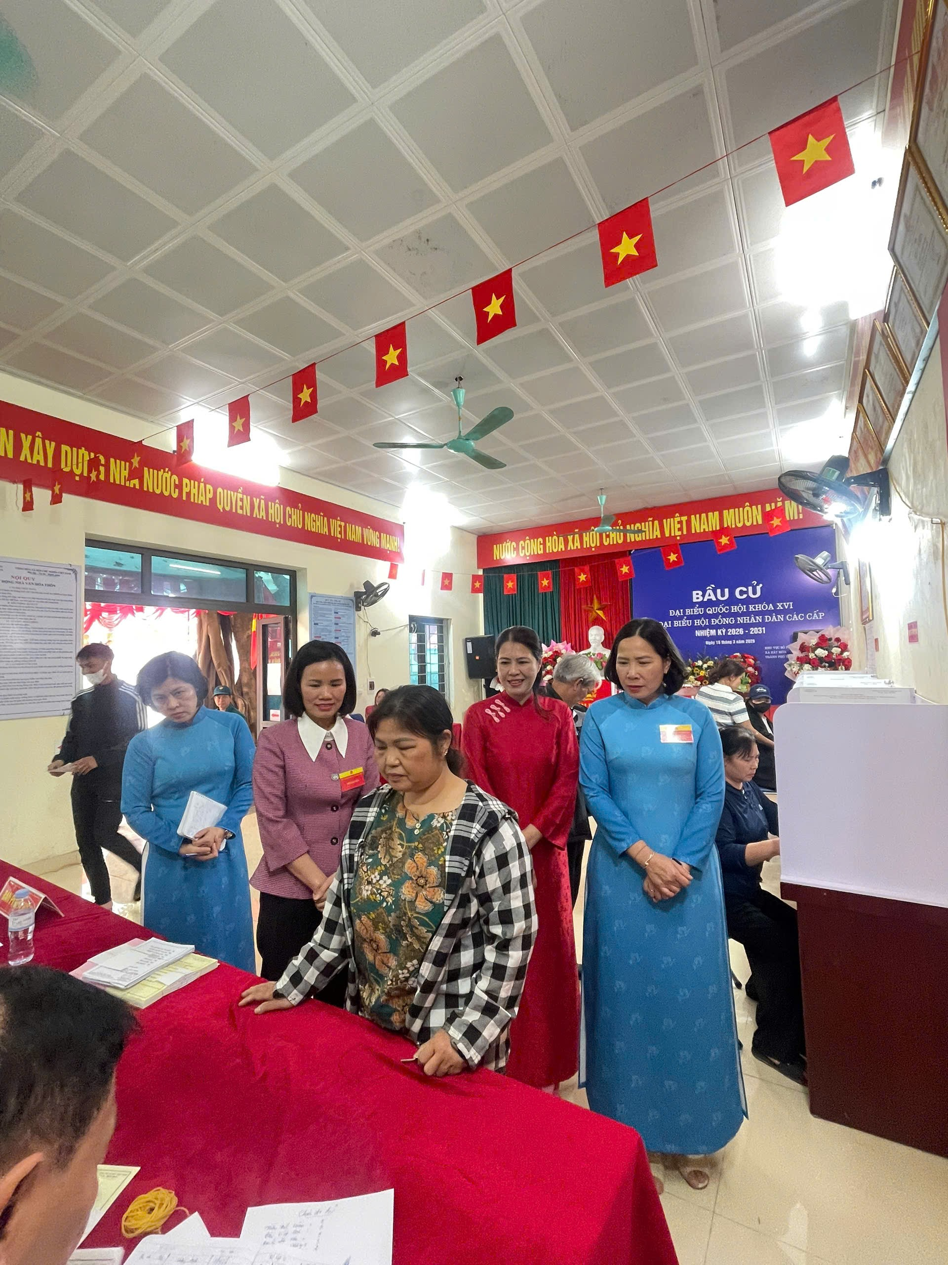 Chủ tịch Hội LHPN thành phố Hà Nội kiểm tra công tác bầu cử tại xã Hát Môn- Ảnh 1.