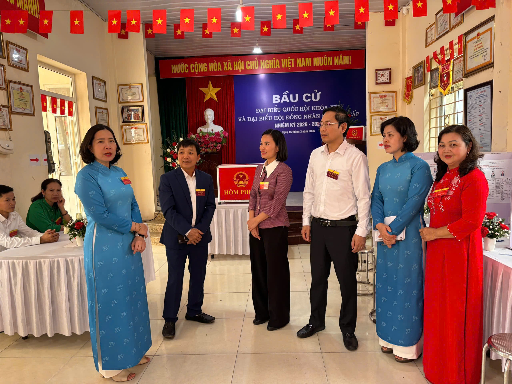 Chủ tịch Hội LHPN thành phố Hà Nội kiểm tra công tác bầu cử tại xã Hát Môn- Ảnh 2.