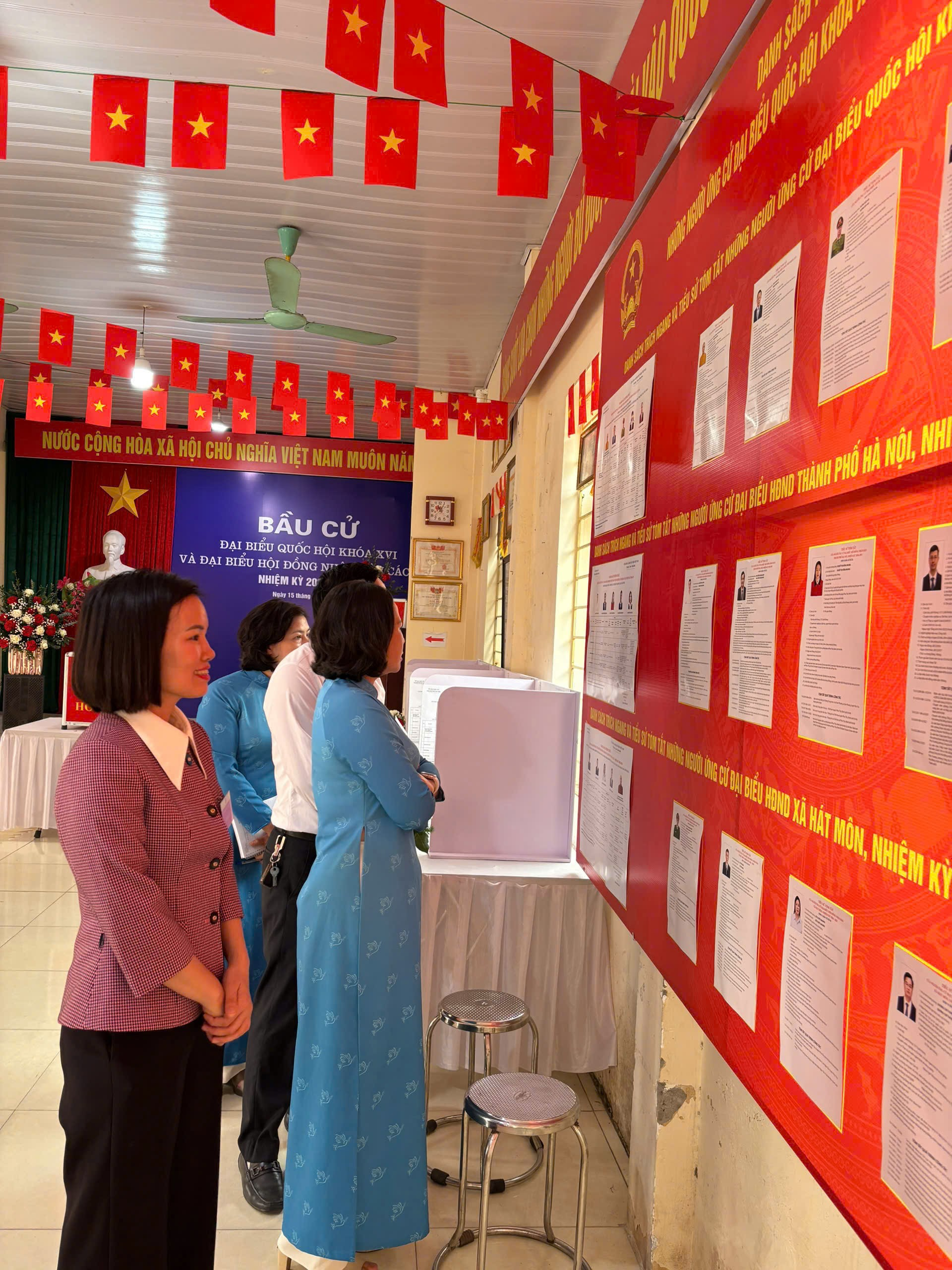 Chủ tịch Hội LHPN thành phố Hà Nội kiểm tra công tác bầu cử tại xã Hát Môn- Ảnh 3.