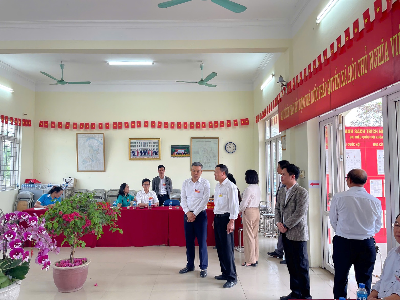 A group of people in a room  AI-generated content may be incorrect.