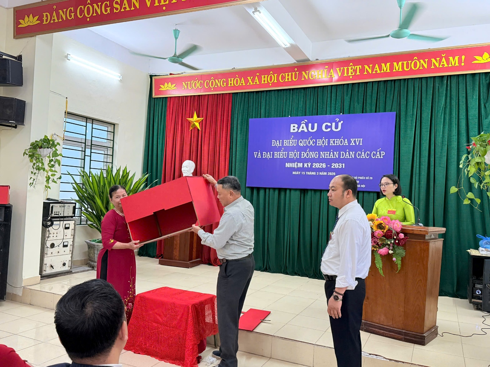 A group of people standing in a room  AI-generated content may be incorrect.