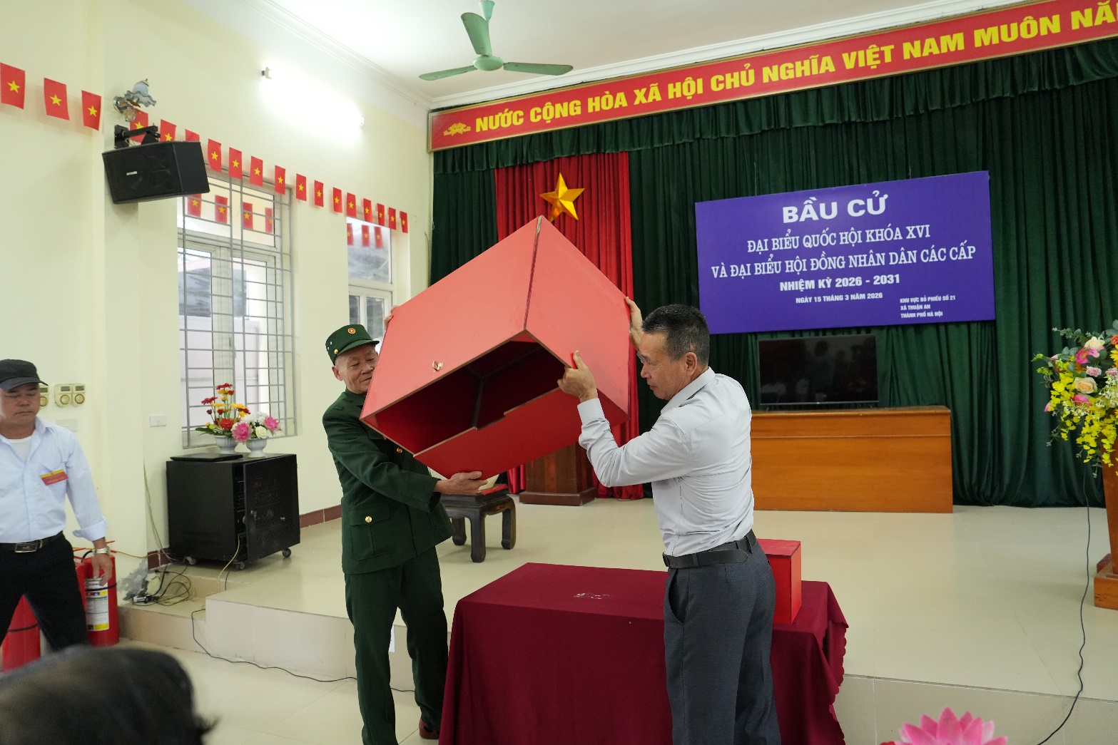 A person holding a box  AI-generated content may be incorrect.