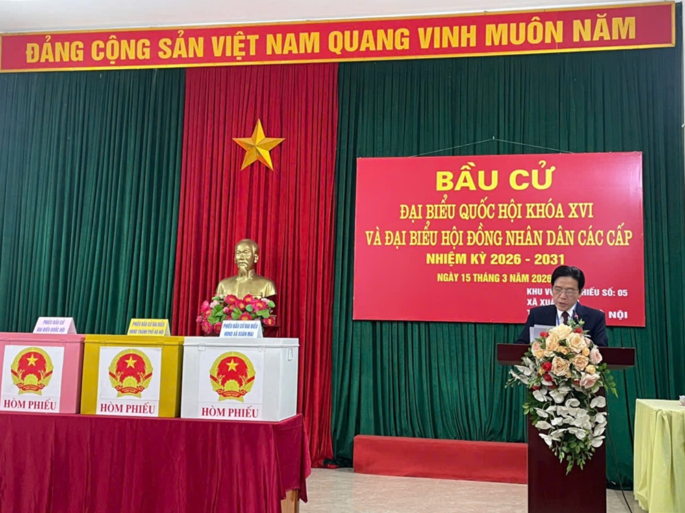 Đồng chí Nguyễn Hồng Phong - Phó Bí thư Thường trực Đảng ủy xã dự khai mạc và bỏ phiếu bầu cử tại Khu vực bỏ phiếu số&nbsp;05 thôn Xuân Hà- Ảnh 2.