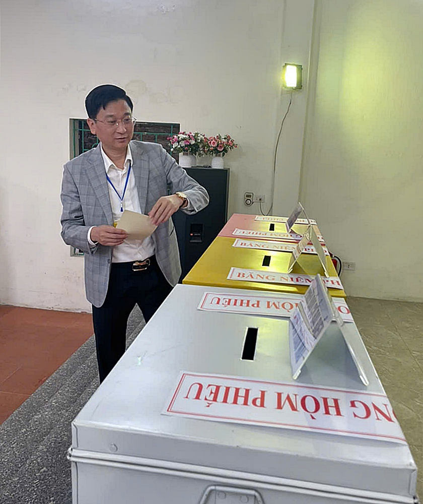 Đồng chí Nguyễn Hồng Phong - Phó Bí thư Thường trực Đảng ủy xã dự khai mạc và bỏ phiếu bầu cử tại Khu vực bỏ phiếu số&nbsp;05 thôn Xuân Hà- Ảnh 3.
