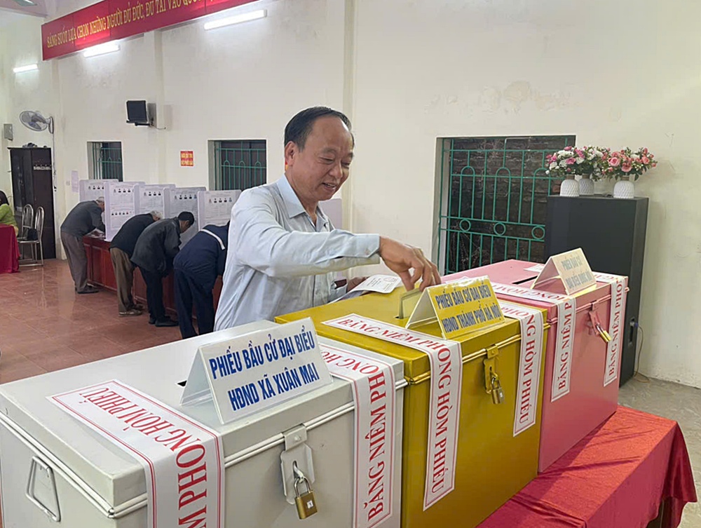 Đồng chí Nguyễn Hồng Phong - Phó Bí thư Thường trực Đảng ủy xã dự khai mạc và bỏ phiếu bầu cử tại Khu vực bỏ phiếu số&nbsp;05 thôn Xuân Hà- Ảnh 4.